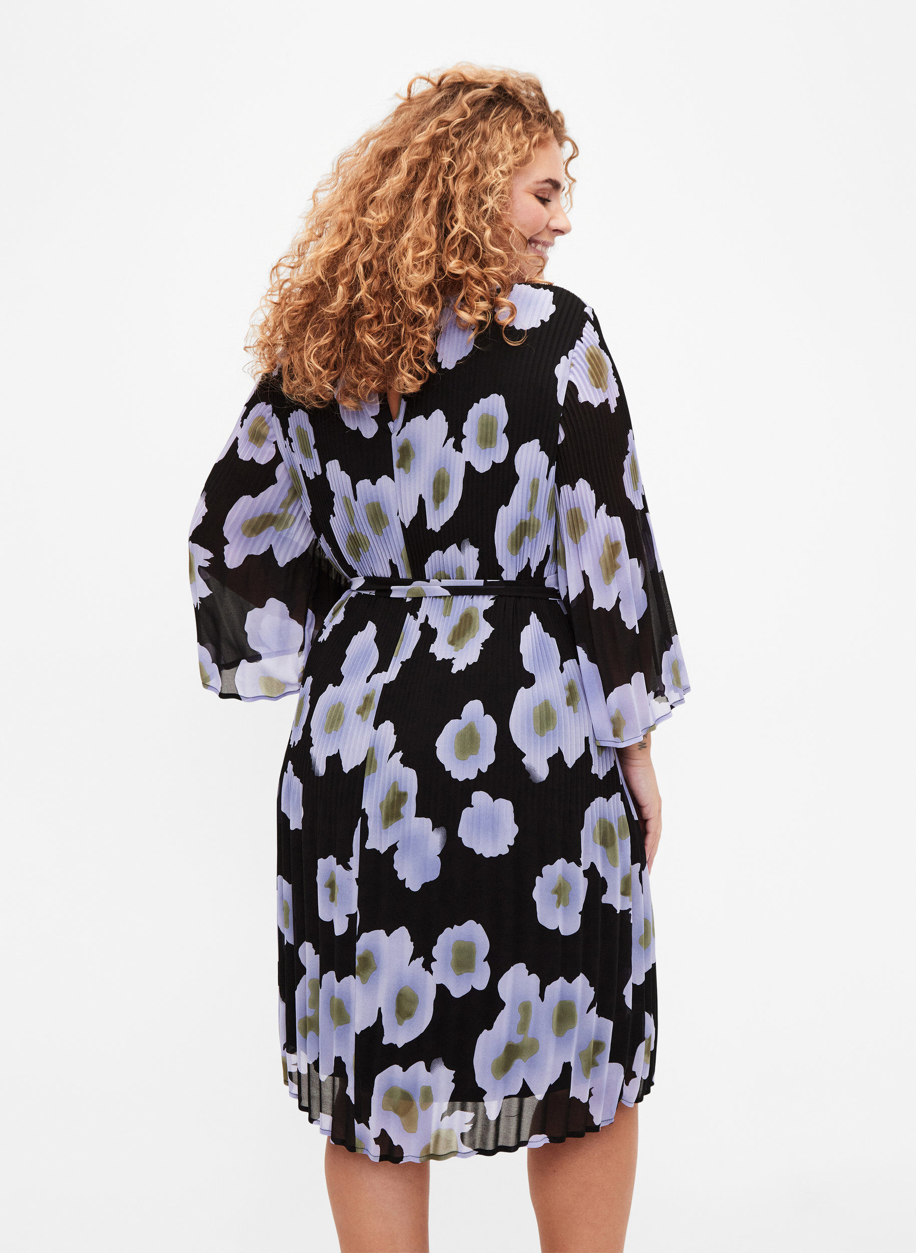 Zizzi Robe pliss&eacute;e imprim&eacute;e avec lien &agrave; nouer, Black w. Floral, Model image number 1