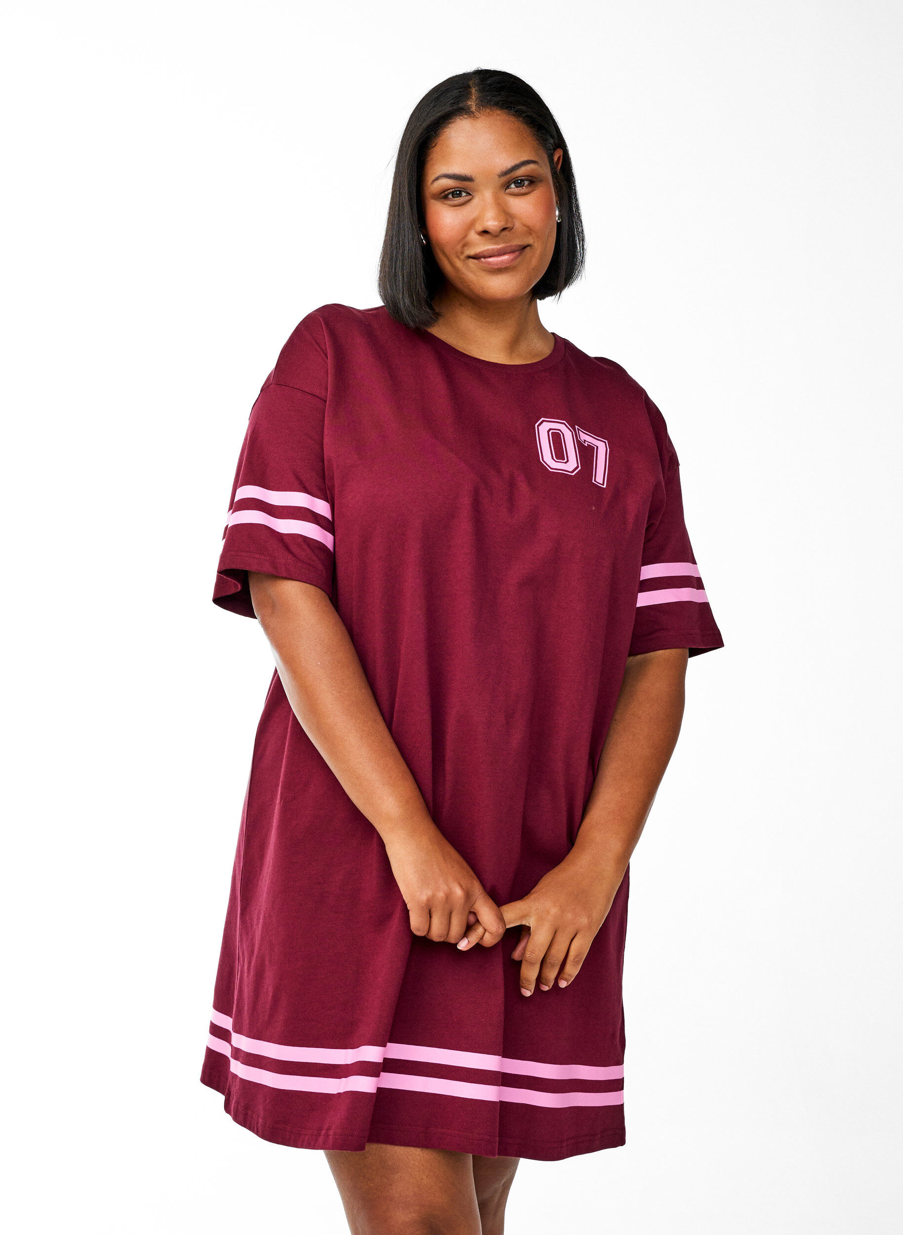 Robe T-shirt courte avec d&eacute;tails sport, Bordeaux fonc&eacute;, Model
