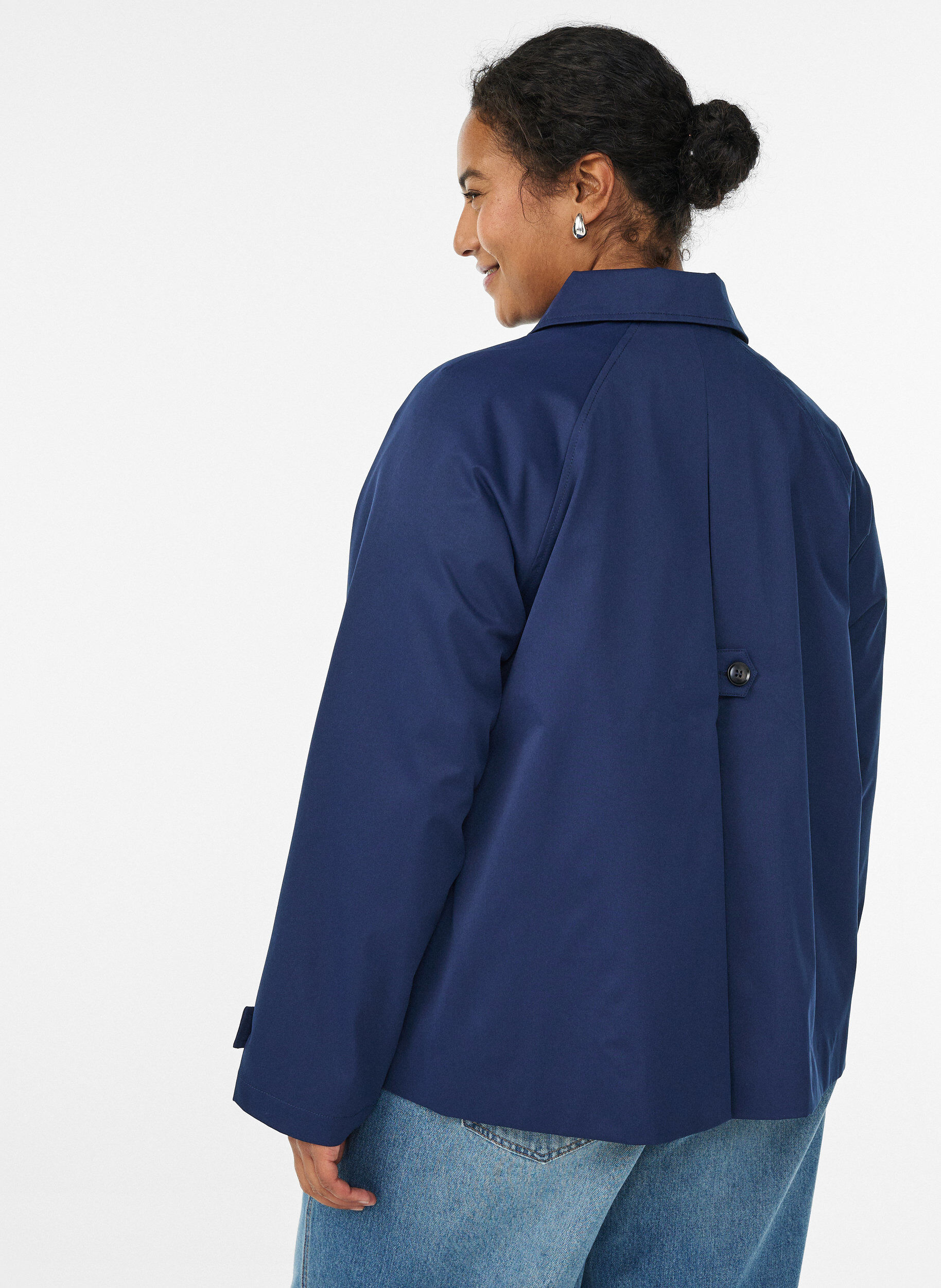 Zizzi Trench court avec col et manches raglan, Bleu, Model image number 2