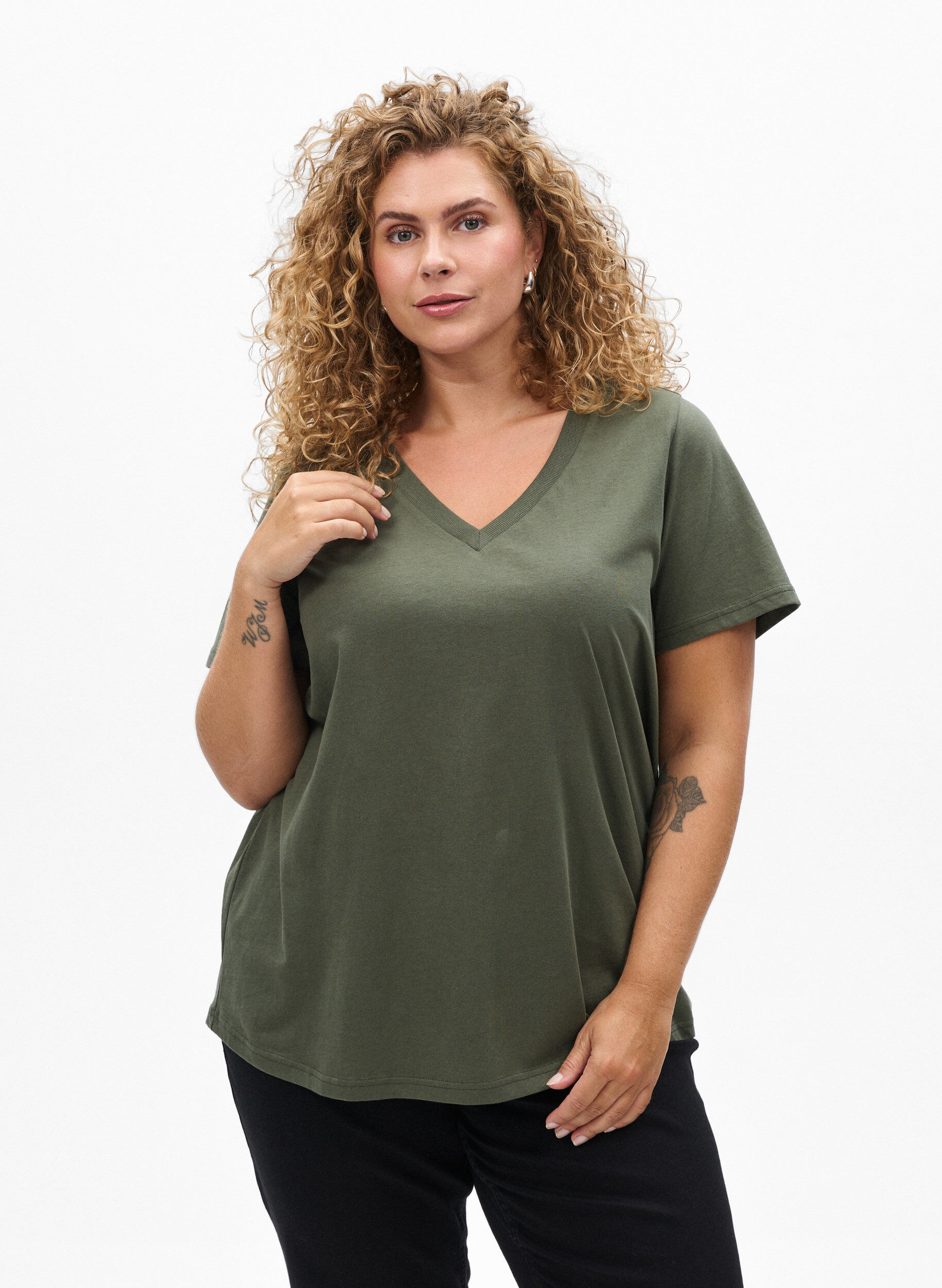 Zizzi T-shirt en coton simple avec encolure en V, Vert, Model image number 0