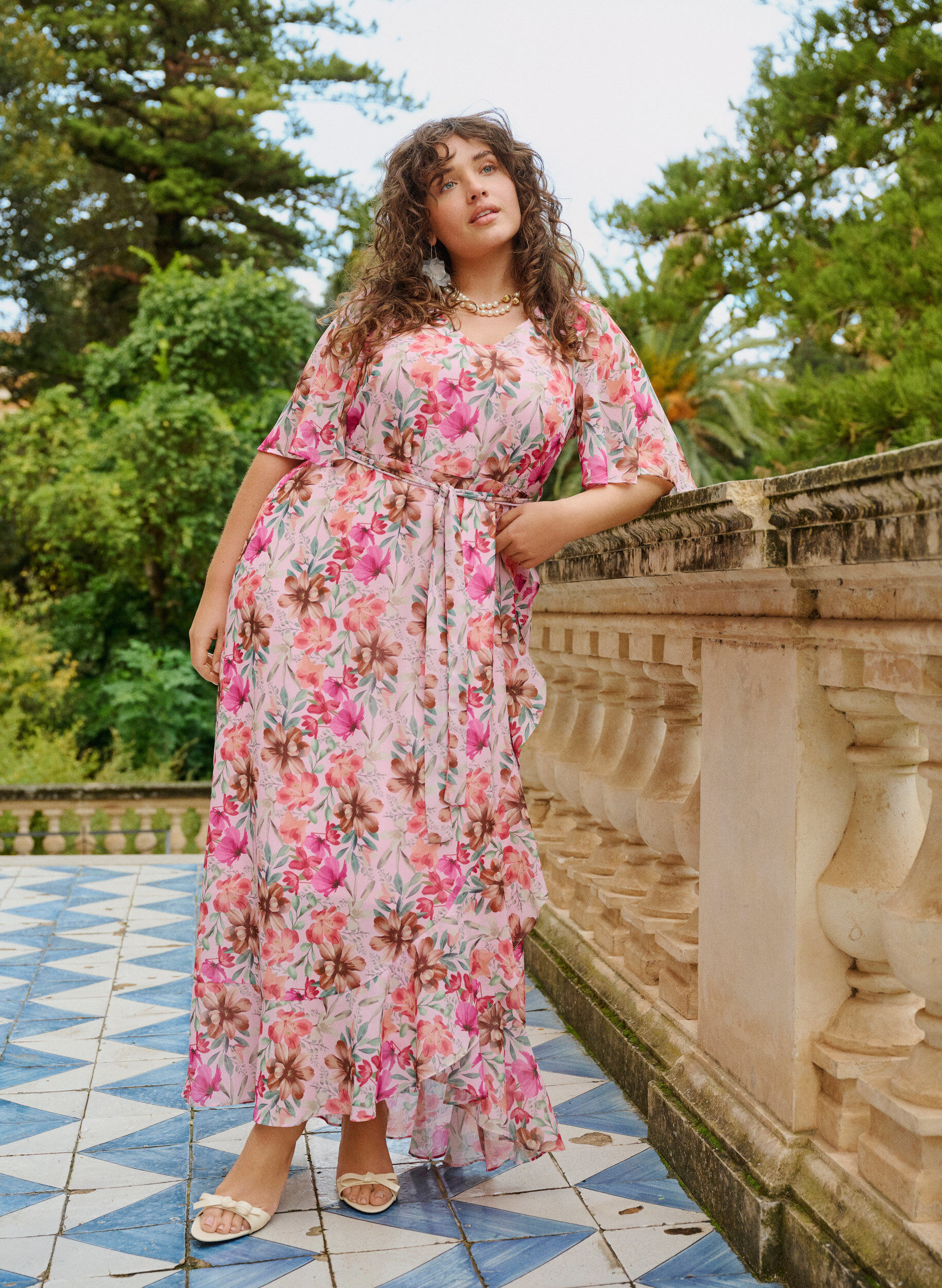 Robe longue en mousseline avec d&eacute;collet&eacute; en V et ourlet &agrave; volants