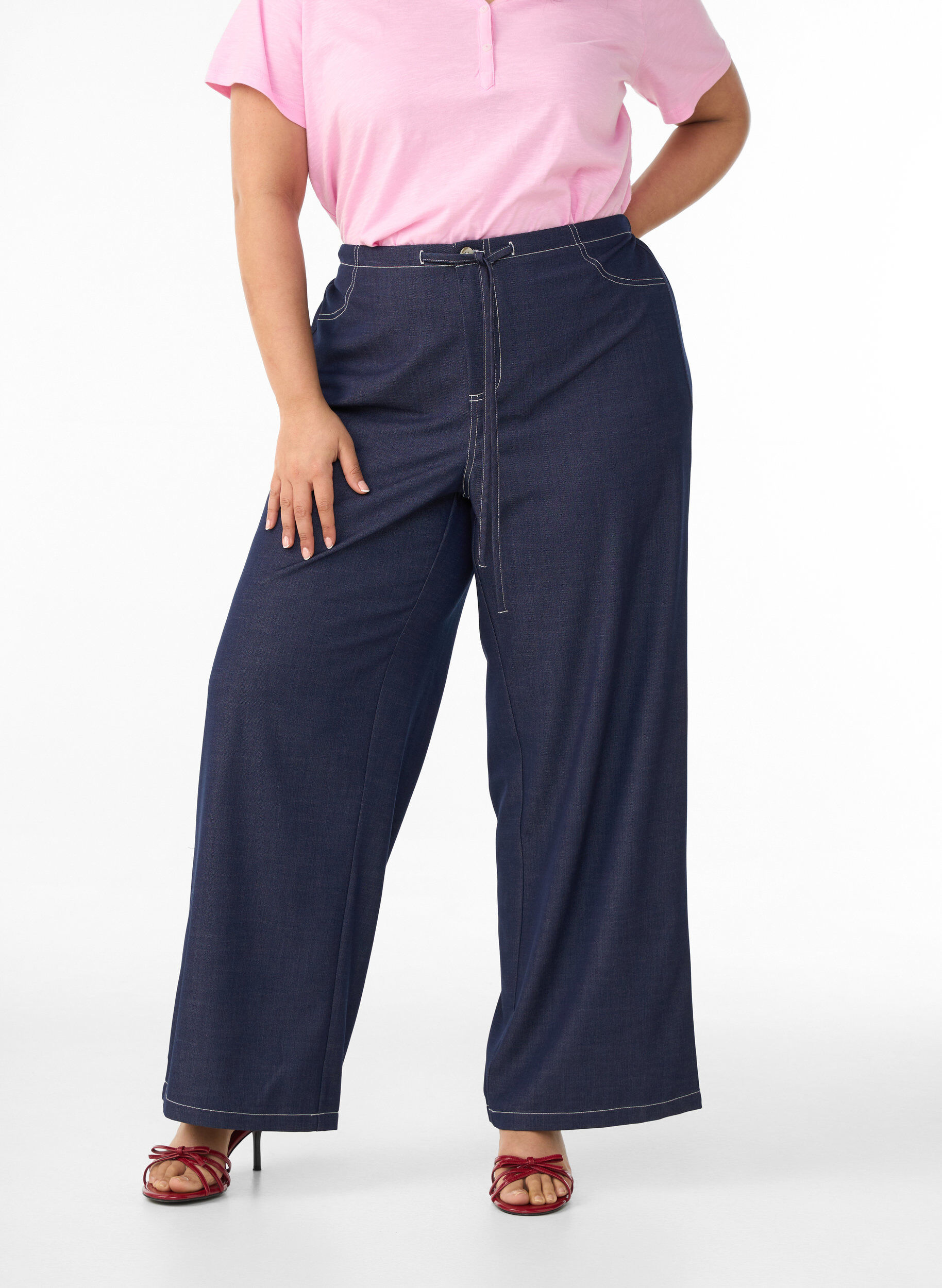 Zizzi Pantalon aspect denim avec des surpiq&ucirc;res contrastantes, Bleu, Model image number 2