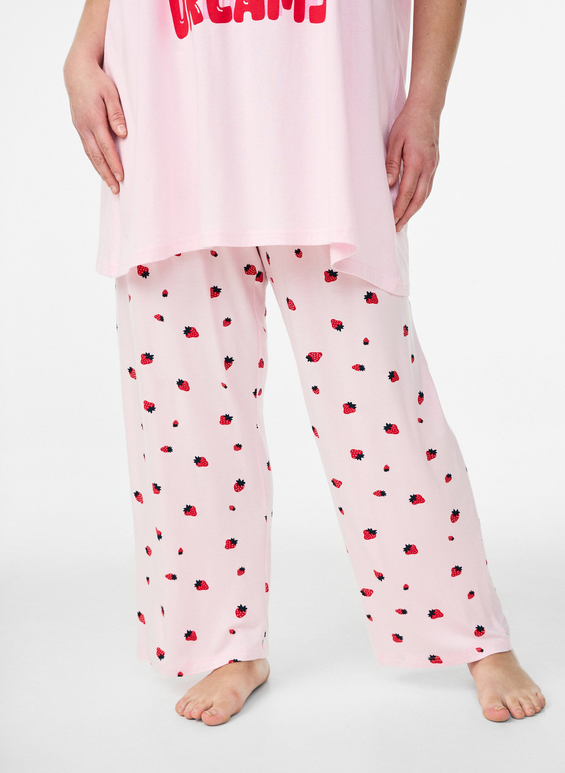 Zizzi Pantalon de pyjama en jersey doux avec taille haute et imprim&eacute; fruits, Rose, Model image number 2