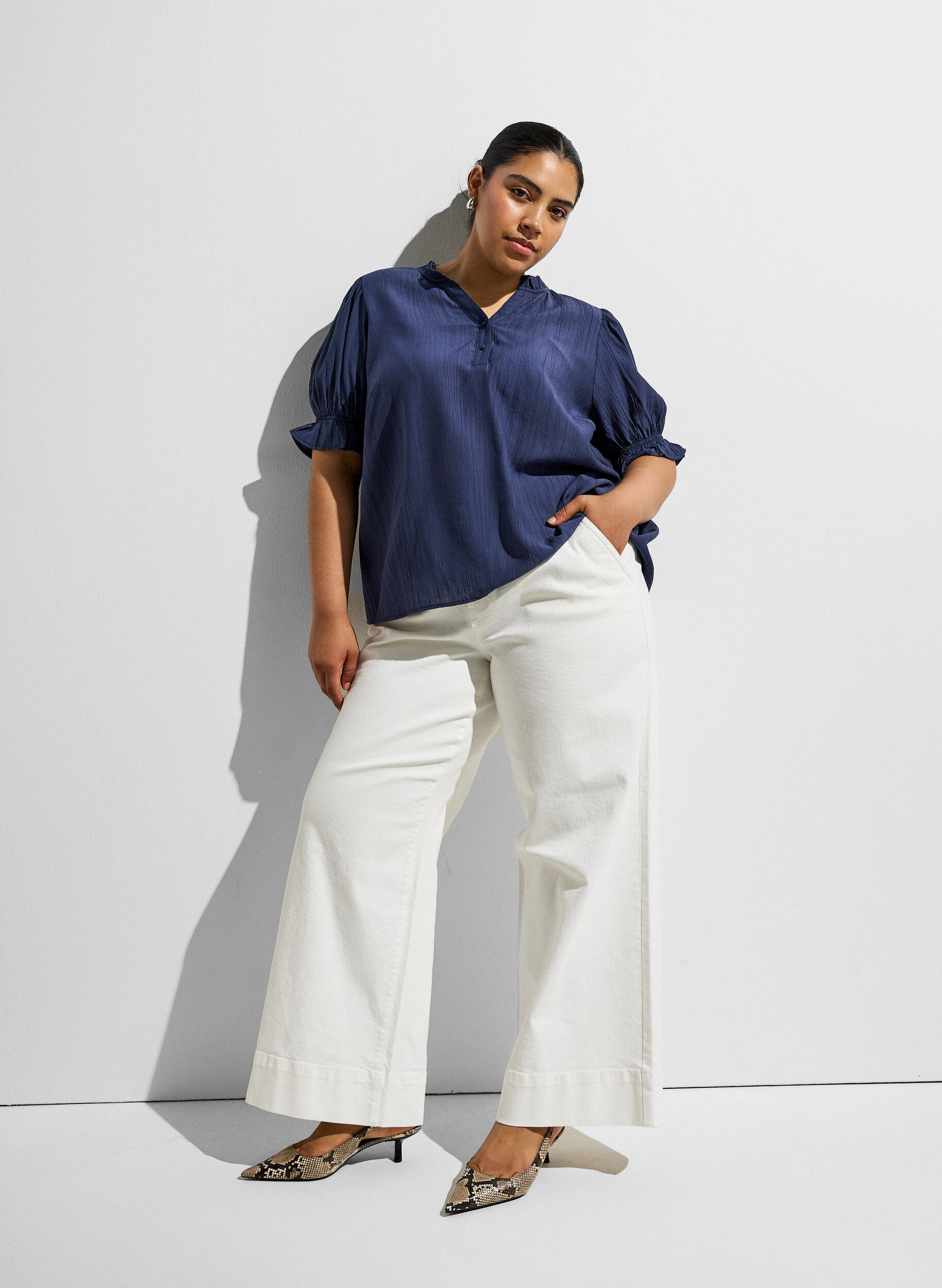 Blouse en m&eacute;lange de viscose froiss&eacute; avec un col en V