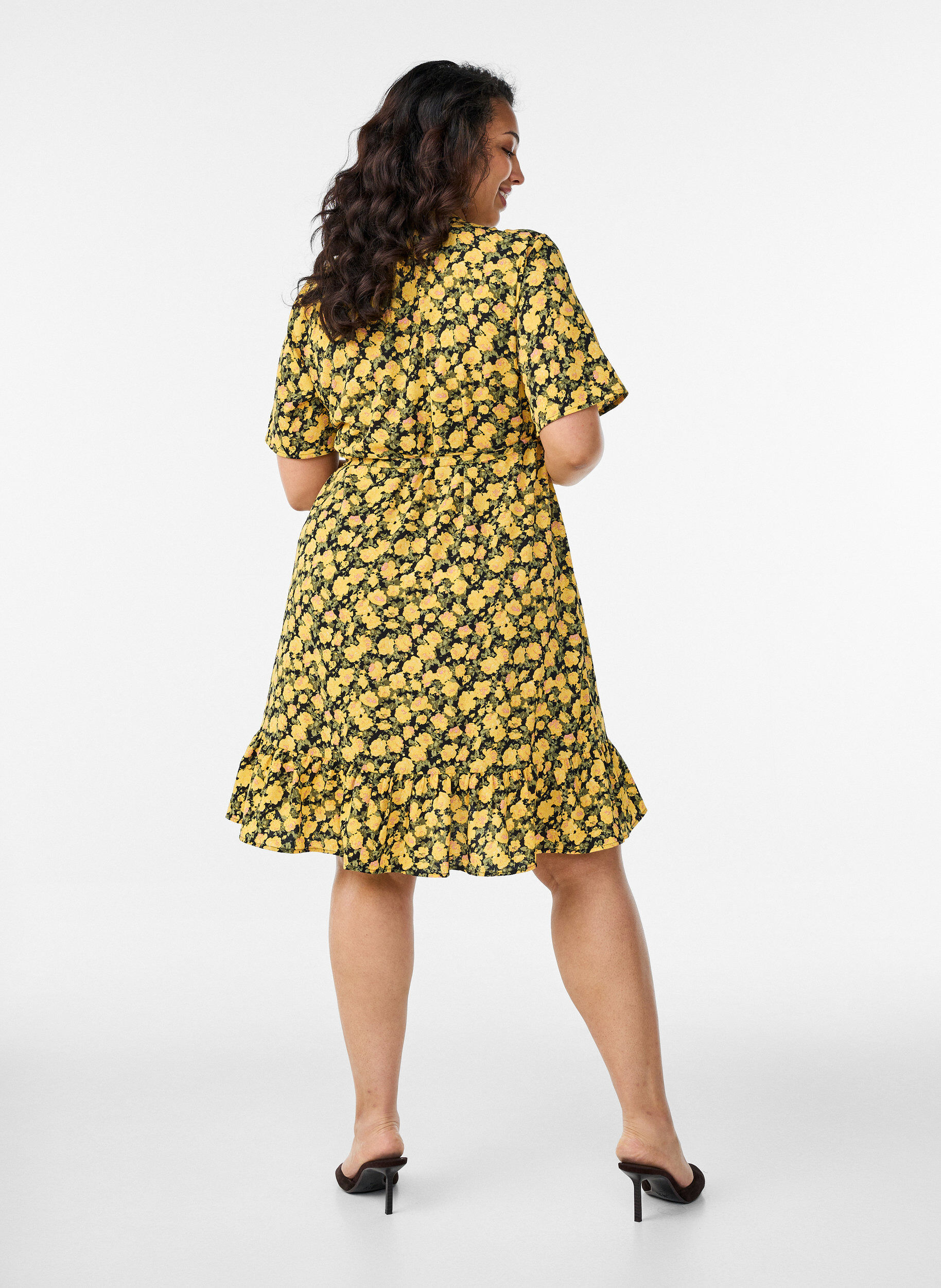 Zizzi Robe portefeuille &agrave; fleurs et manches courtes, Jaune, Model image number 2