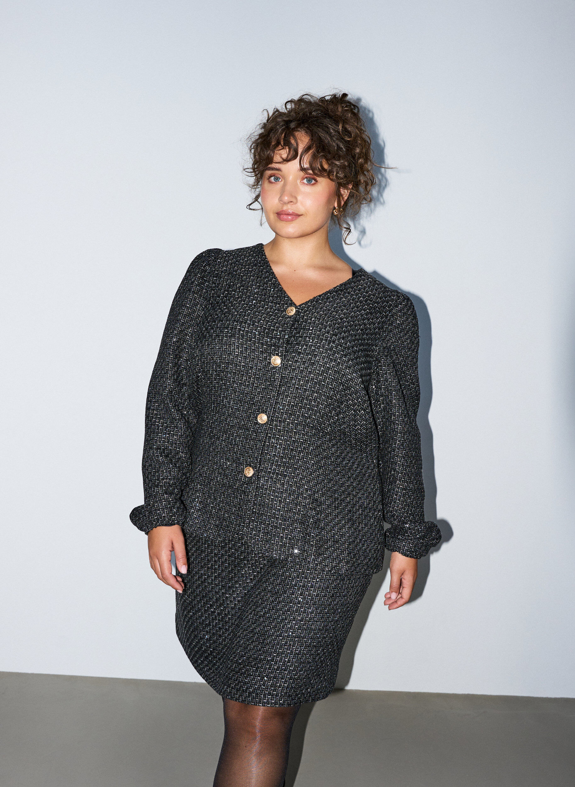 ZizziVeste boucl&eacute;e avec sequins et boutons d&eacute;coratifs, Noir, Model image number 0