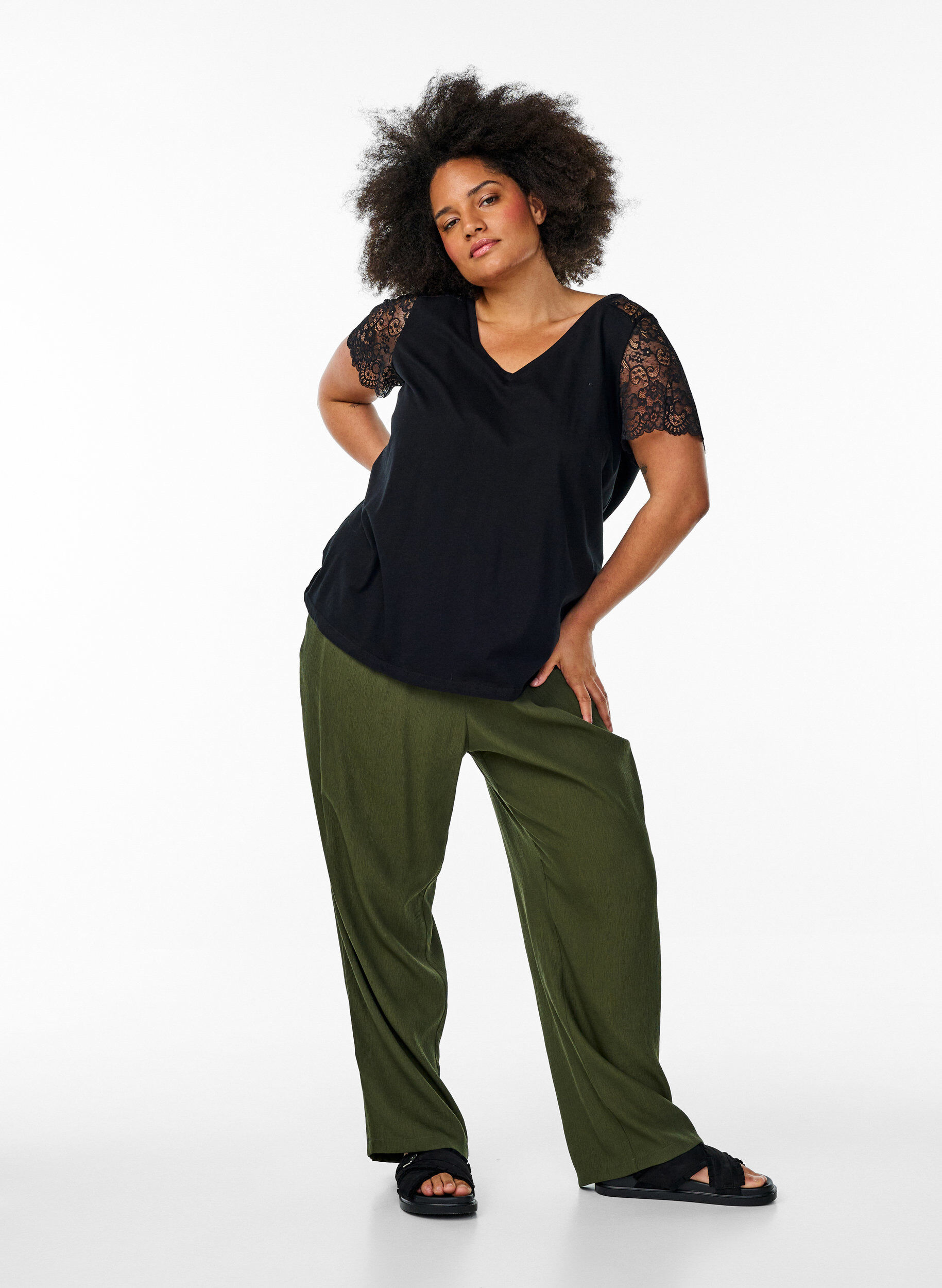 Zizzi T-shirt en coton avec manches courtes en dentelle, Noir, Model image number 1