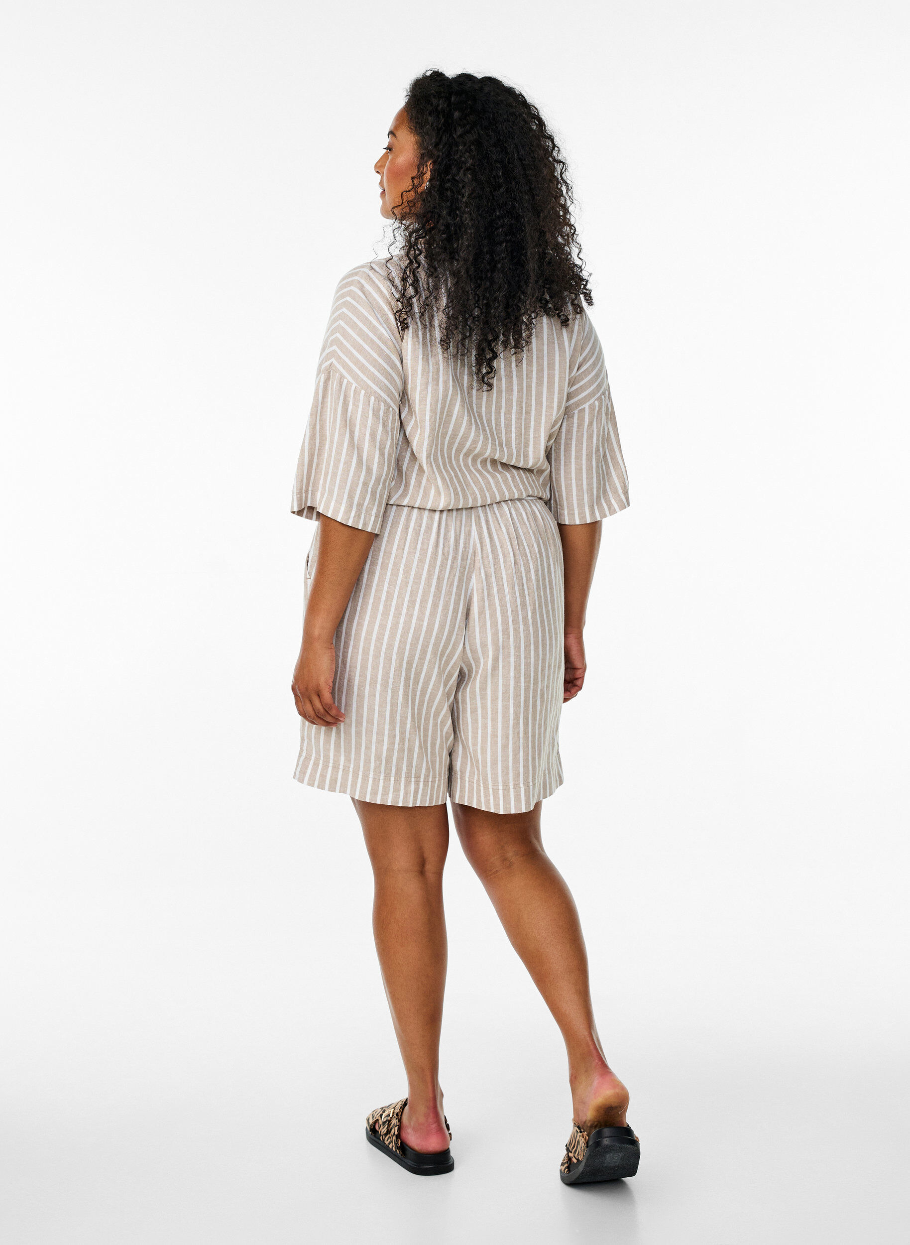 Zizzi Pantalon court ray&eacute; en lin et viscose, Beige, Model image number 2