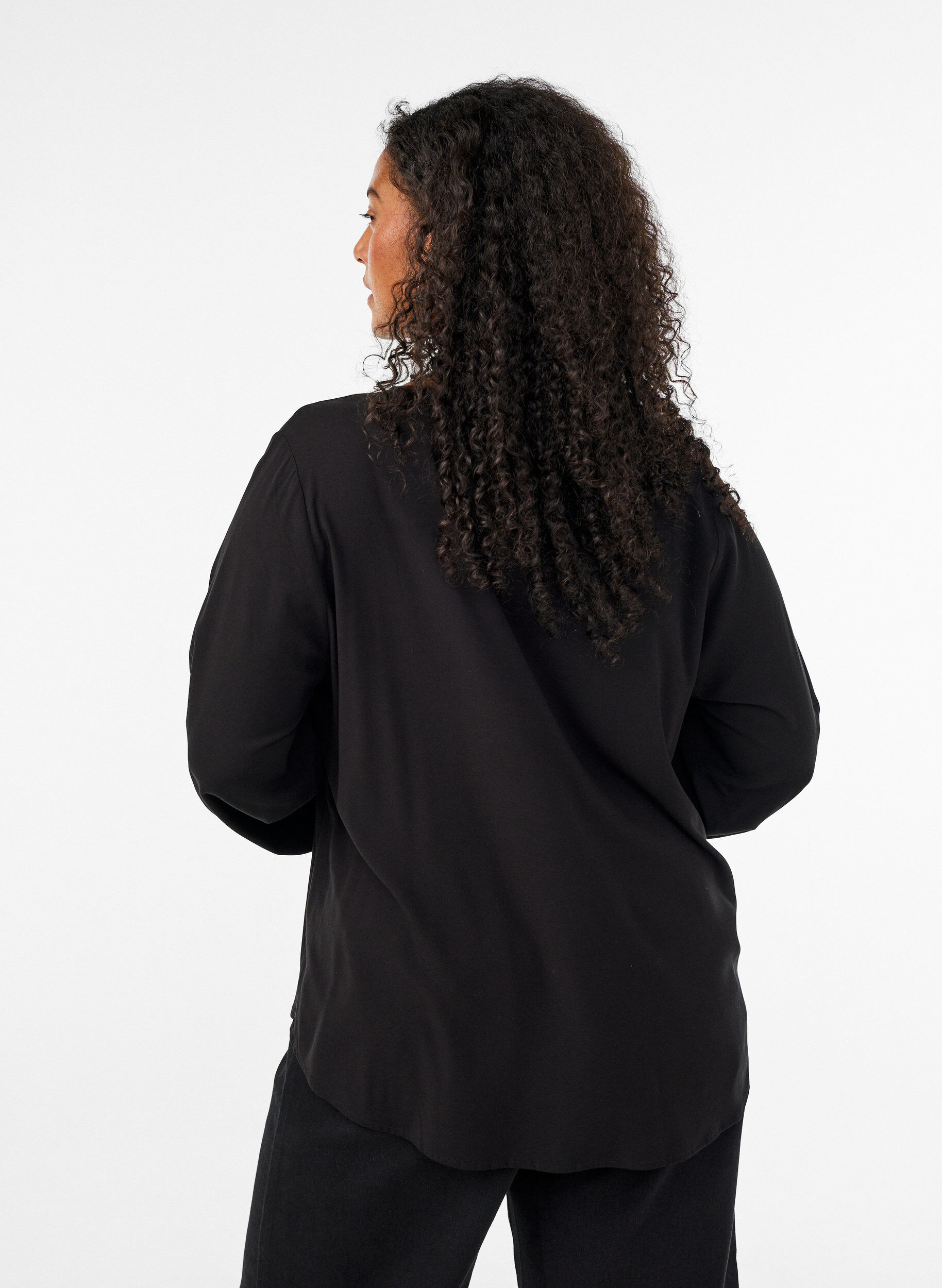 ZizziBlouse en viscose avec col en V et manches longues, Noir, Model image number 2