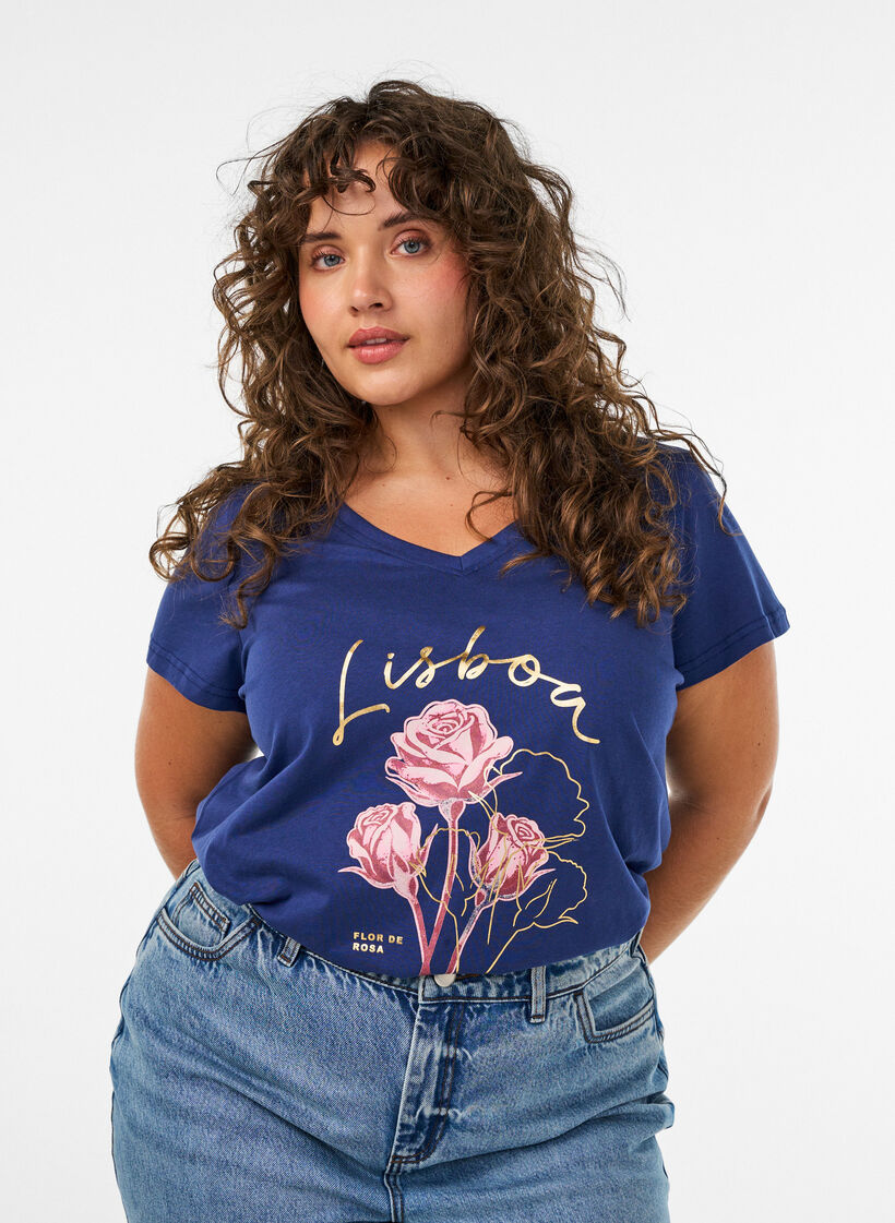 T-shirt en coton avec imprim&eacute; sur le devant et col en V, Bleu, Model image number 0