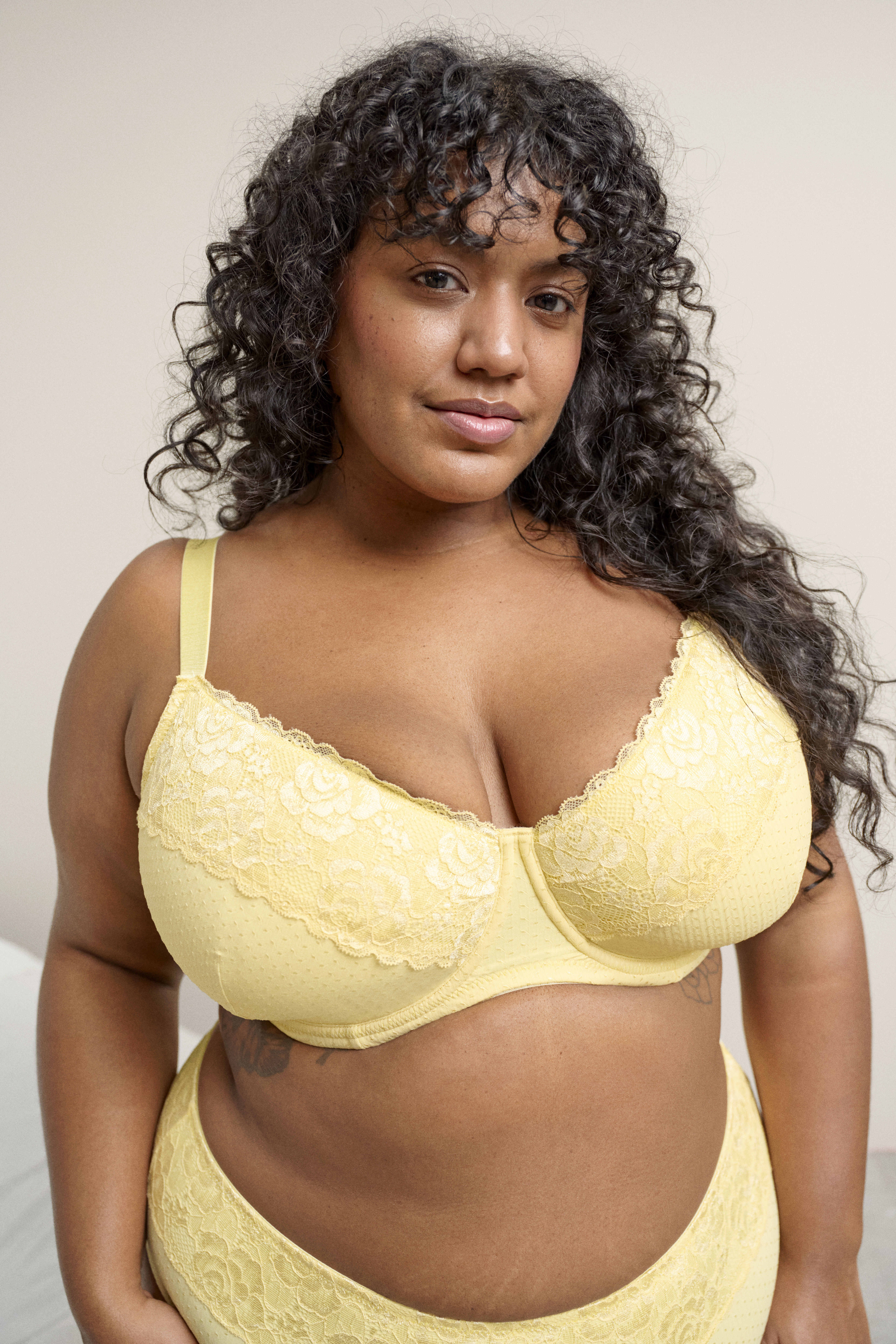 Zizzi Ensemble de lingerie dans un joli jaune avec dentelle, , Model