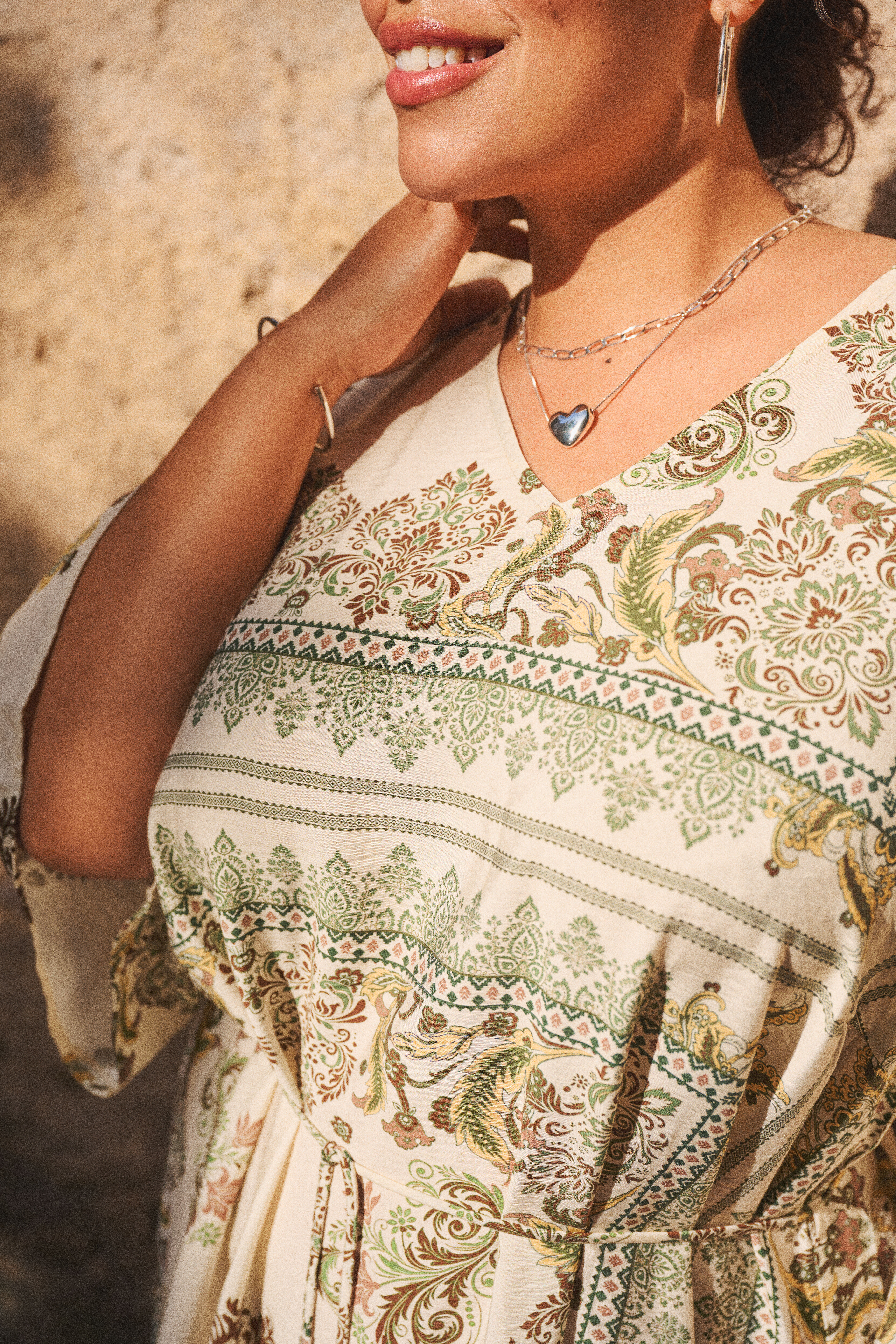 Zizzi Robe &agrave; motif dans des tons de vert, , Model