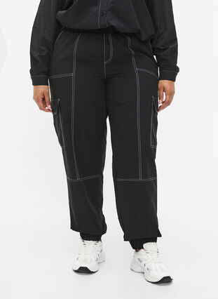 Pantalon cargo avec coutures contrastées, Black, Model image number 2