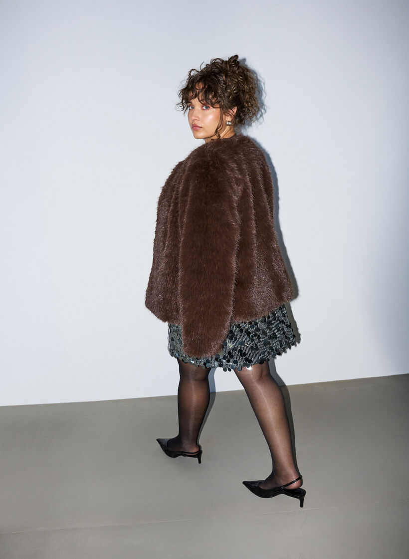 Veste courte en fausse fourrure ouverte sur le devant, Marron, Model