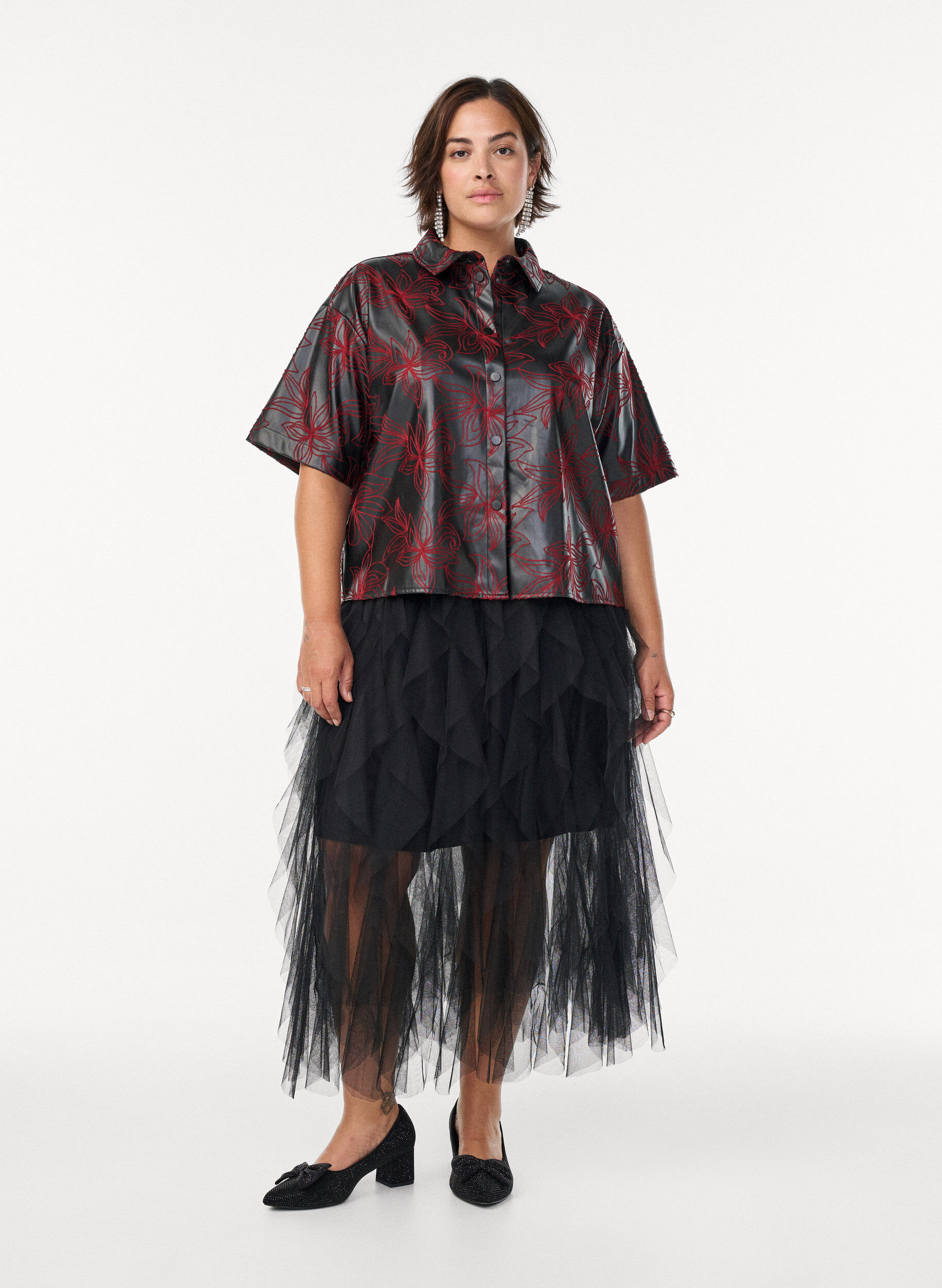 Zizzi Chemise courte en similicuir avec broderies contrastantes, Noir, Model image number 1