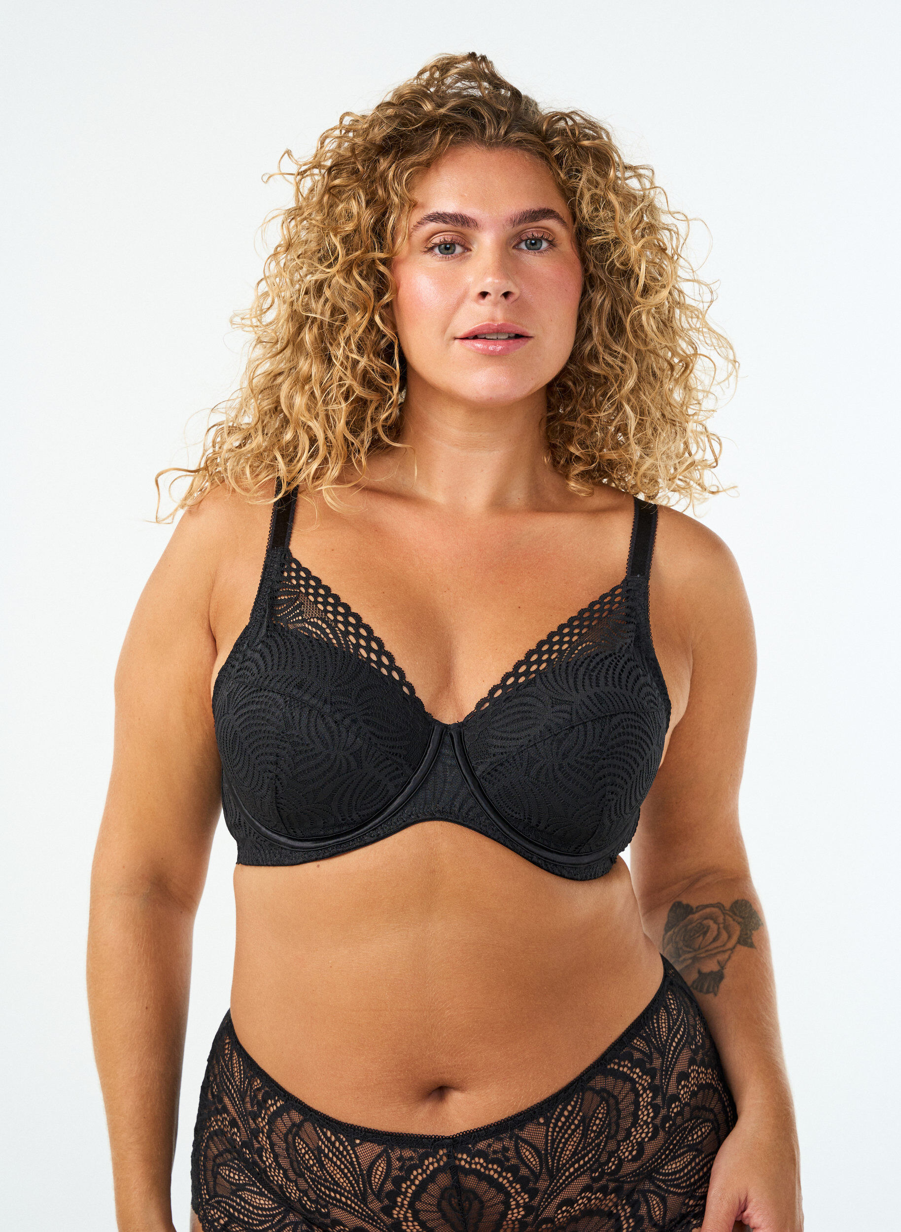 ZizziSoutien-gorge en dentelle avec bonnets rembourr&eacute;s, Noir, Model image number 0