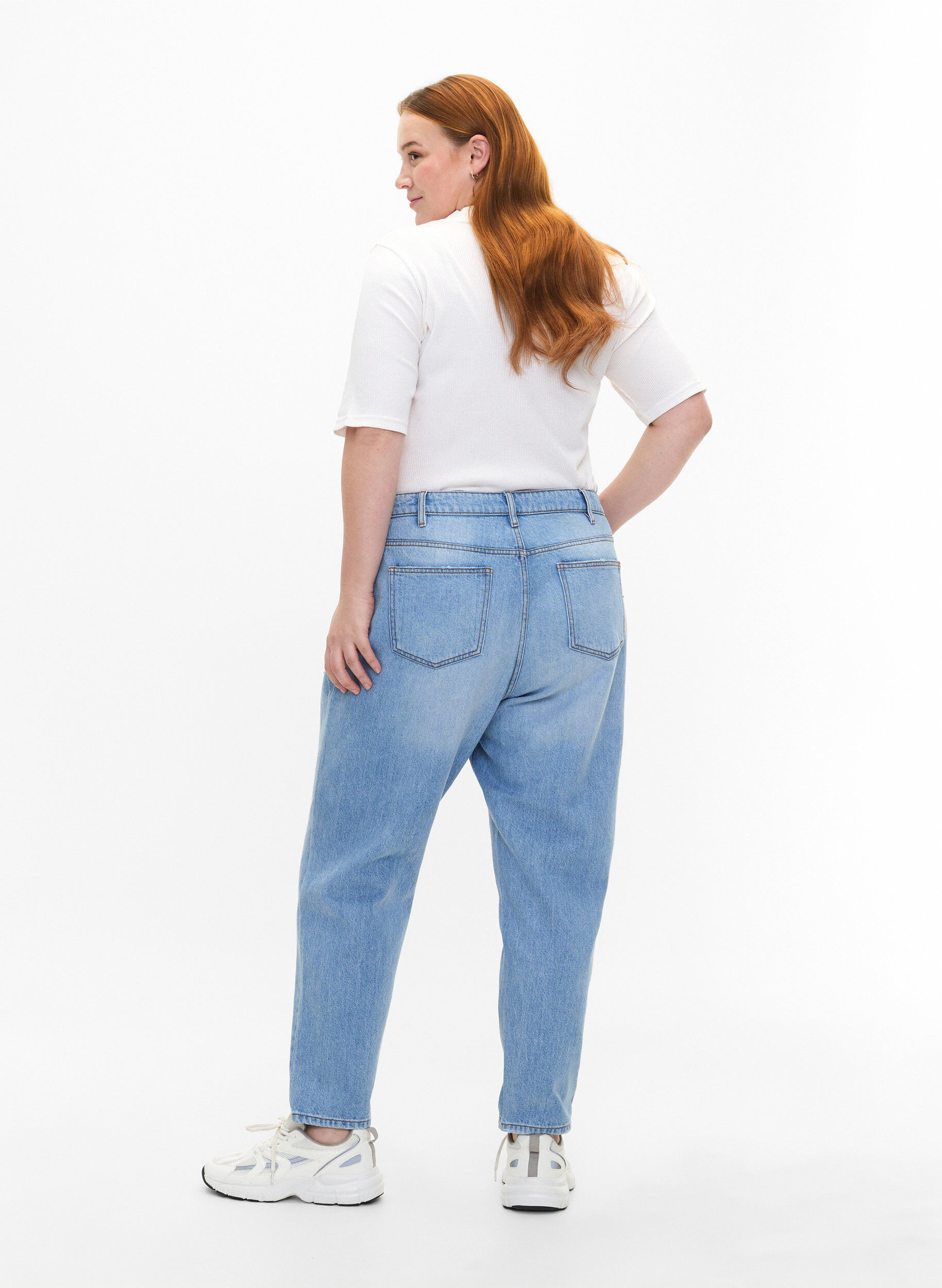 Zizzi Jeans Mille coupe momfit avec d&eacute;chirures, Light Blue, Model image number 1