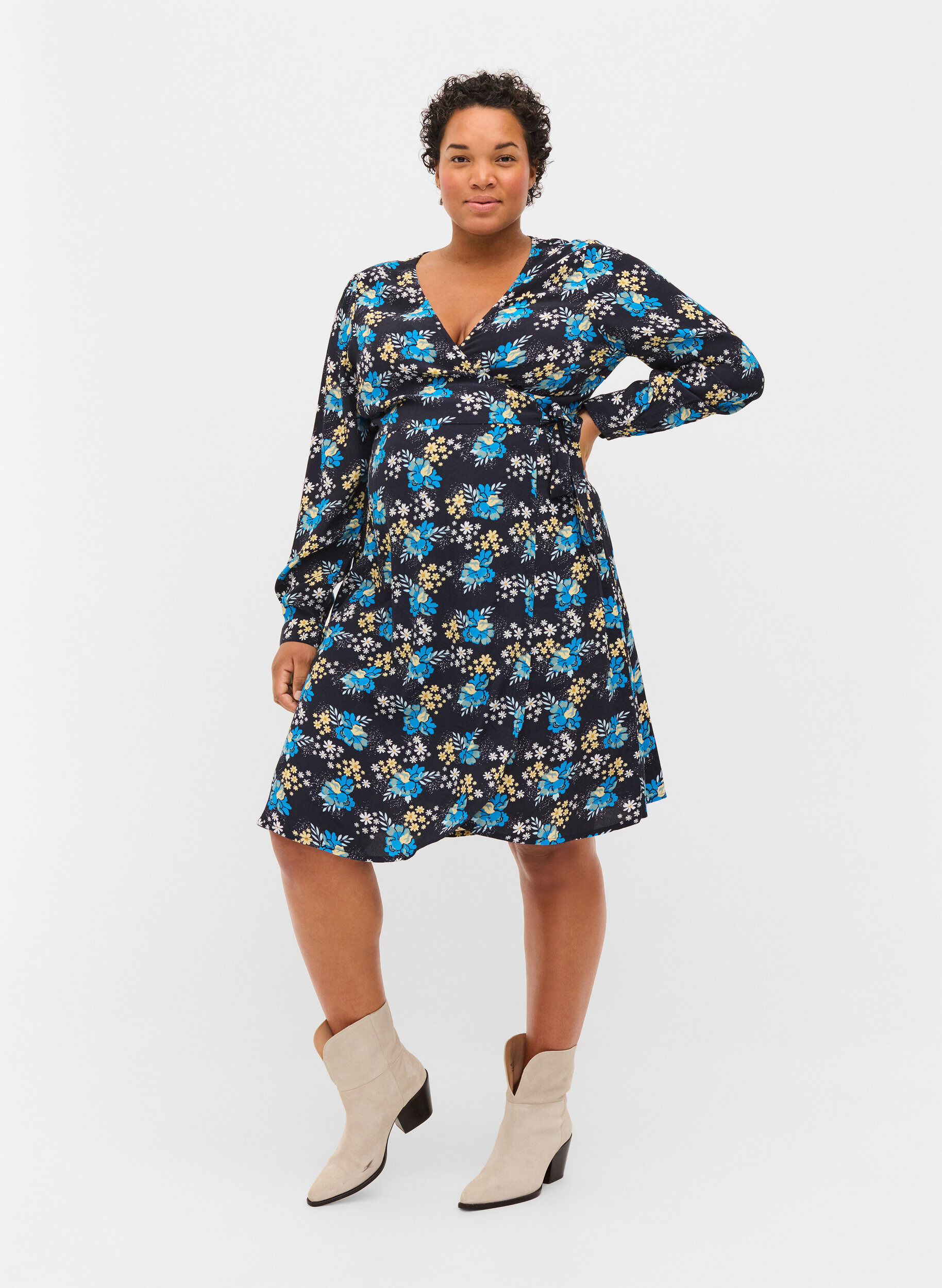Zizzi Robe cache-c&oelig;ur de grossesse &agrave; fleurs en viscose, Bleu, Model image number 1