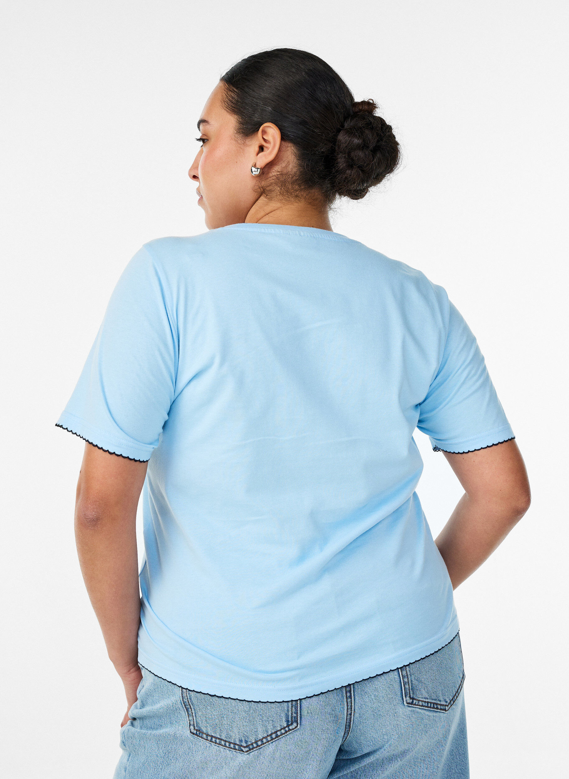 ZizziT-shirt en coton avec bords ondul&eacute;s contrastants, Bleu Clair, Model image number 2