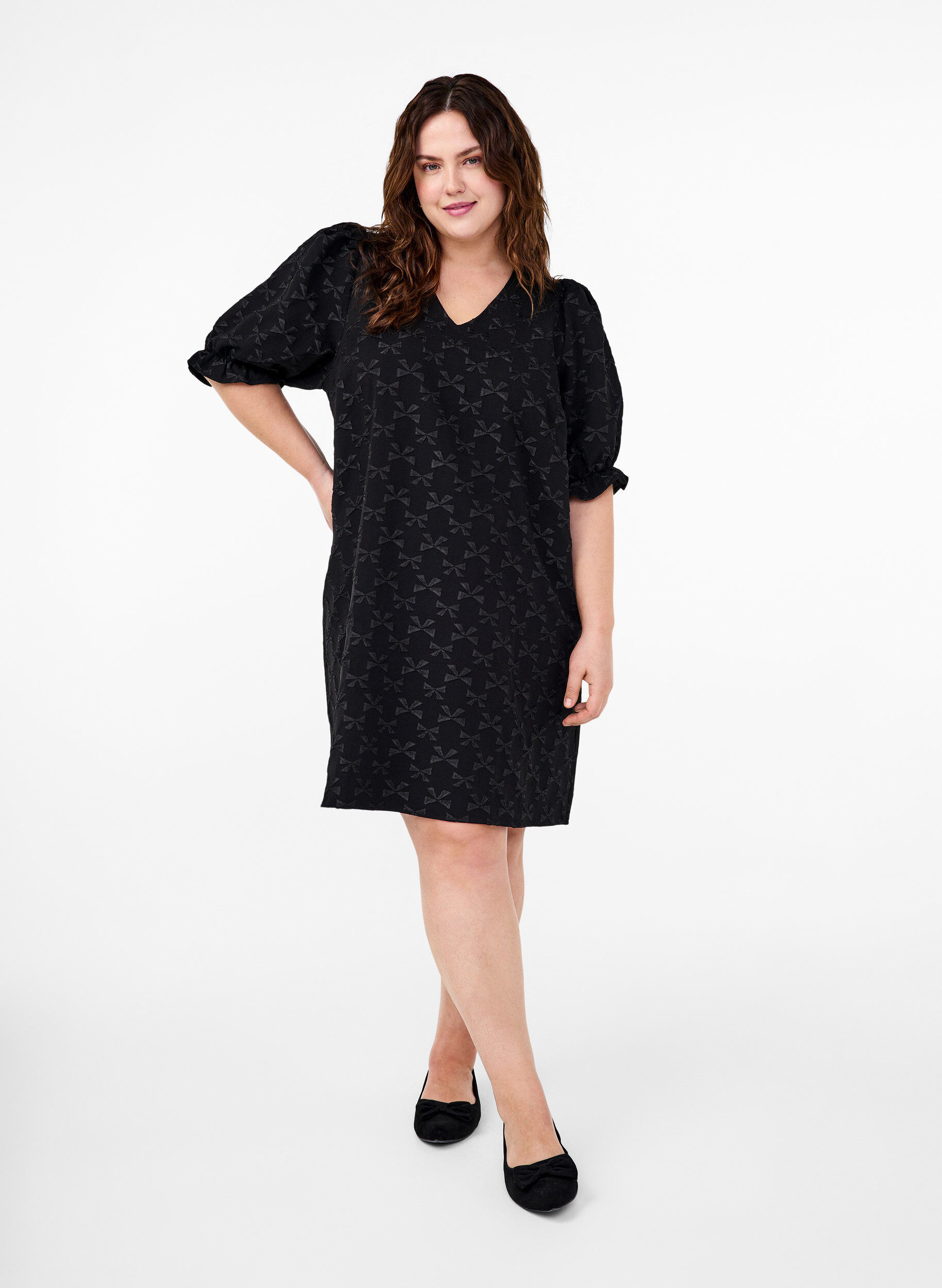 Zizzi Robe jacquard courte avec des n&oelig;uds, Black W. Bow, Model image number 2