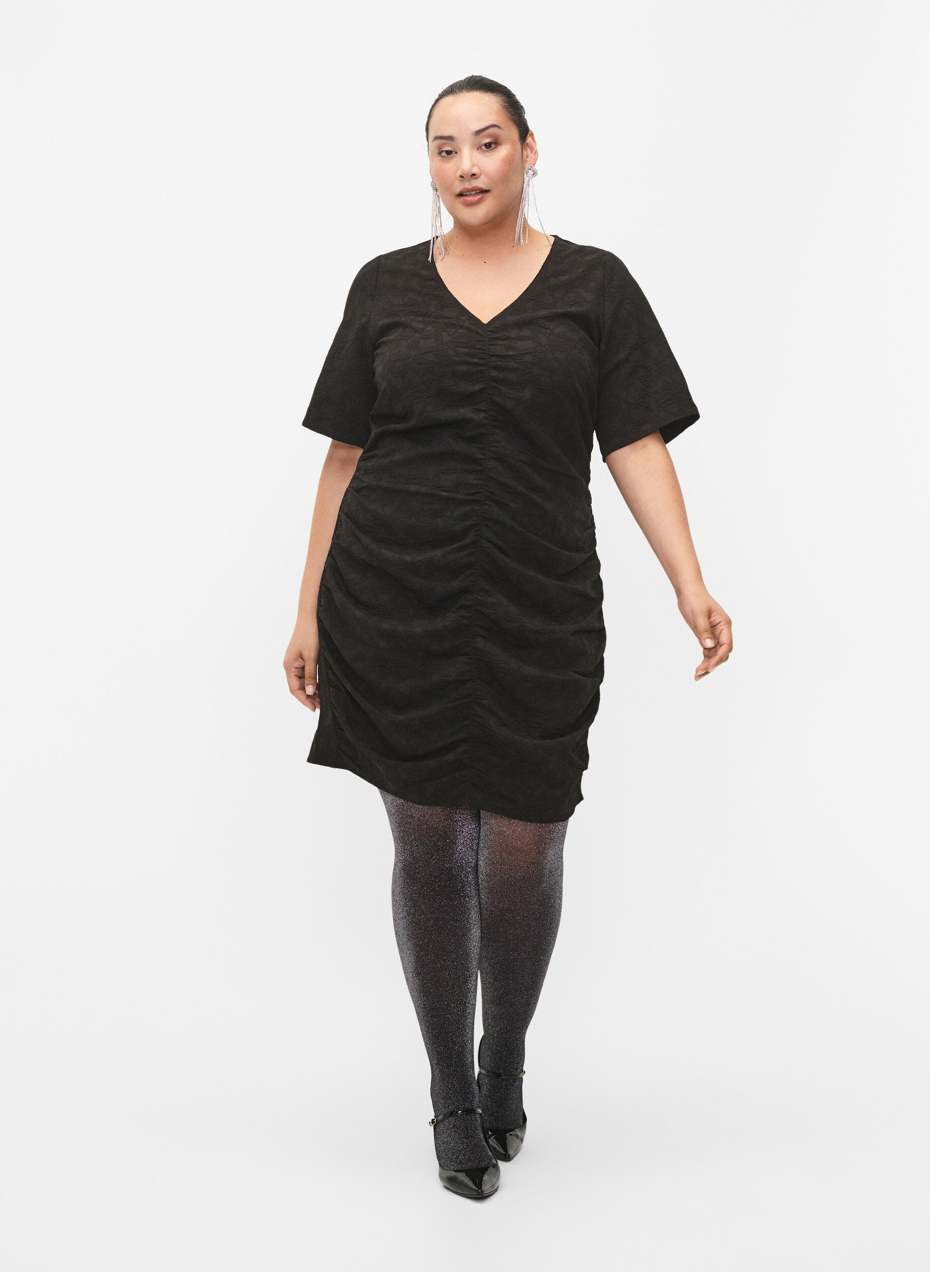 Zizzi Robe &agrave; manches courtes avec tissu textur&eacute; et drap&eacute;s, Black, Model image number 3