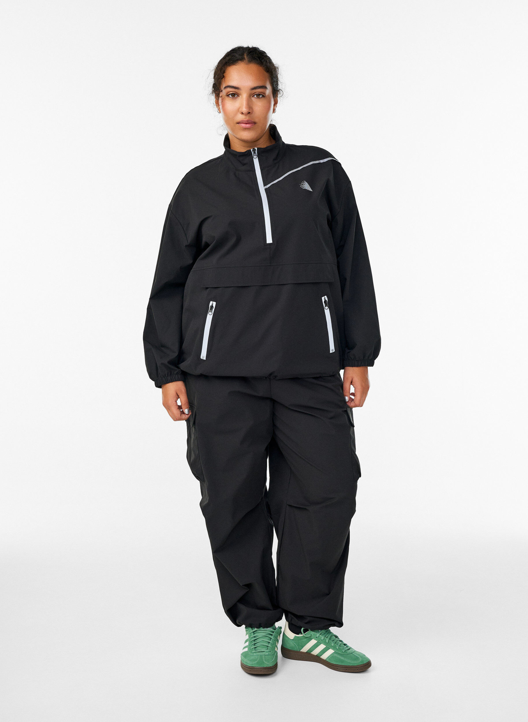 Zizzi Anorak sportif avec des d&eacute;tails r&eacute;fl&eacute;chissants et des poches, Noir, Model image number 1