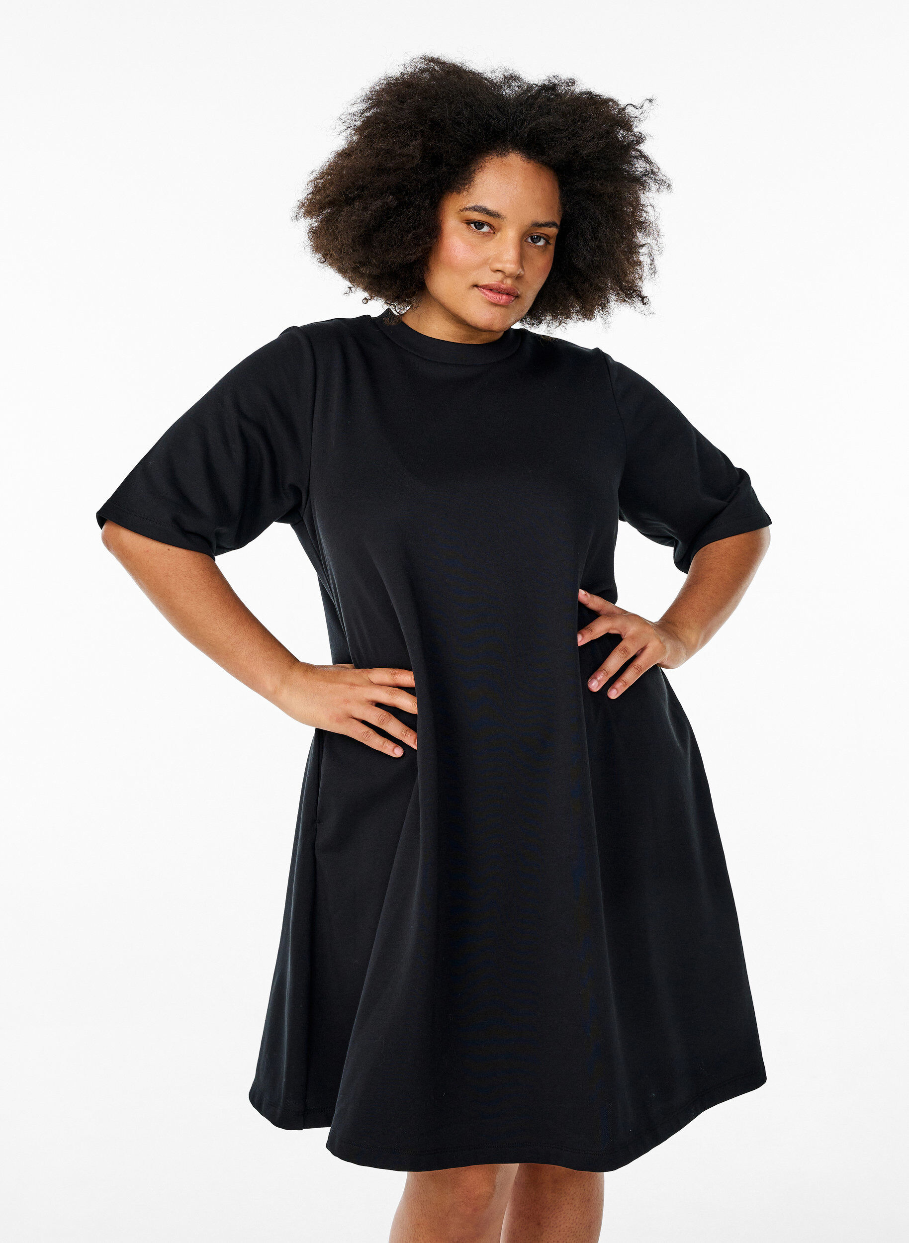 Zizzi Robe en jersey longueur genou avec poches et coupe &eacute;vas&eacute;e, Noir, Model image number 1