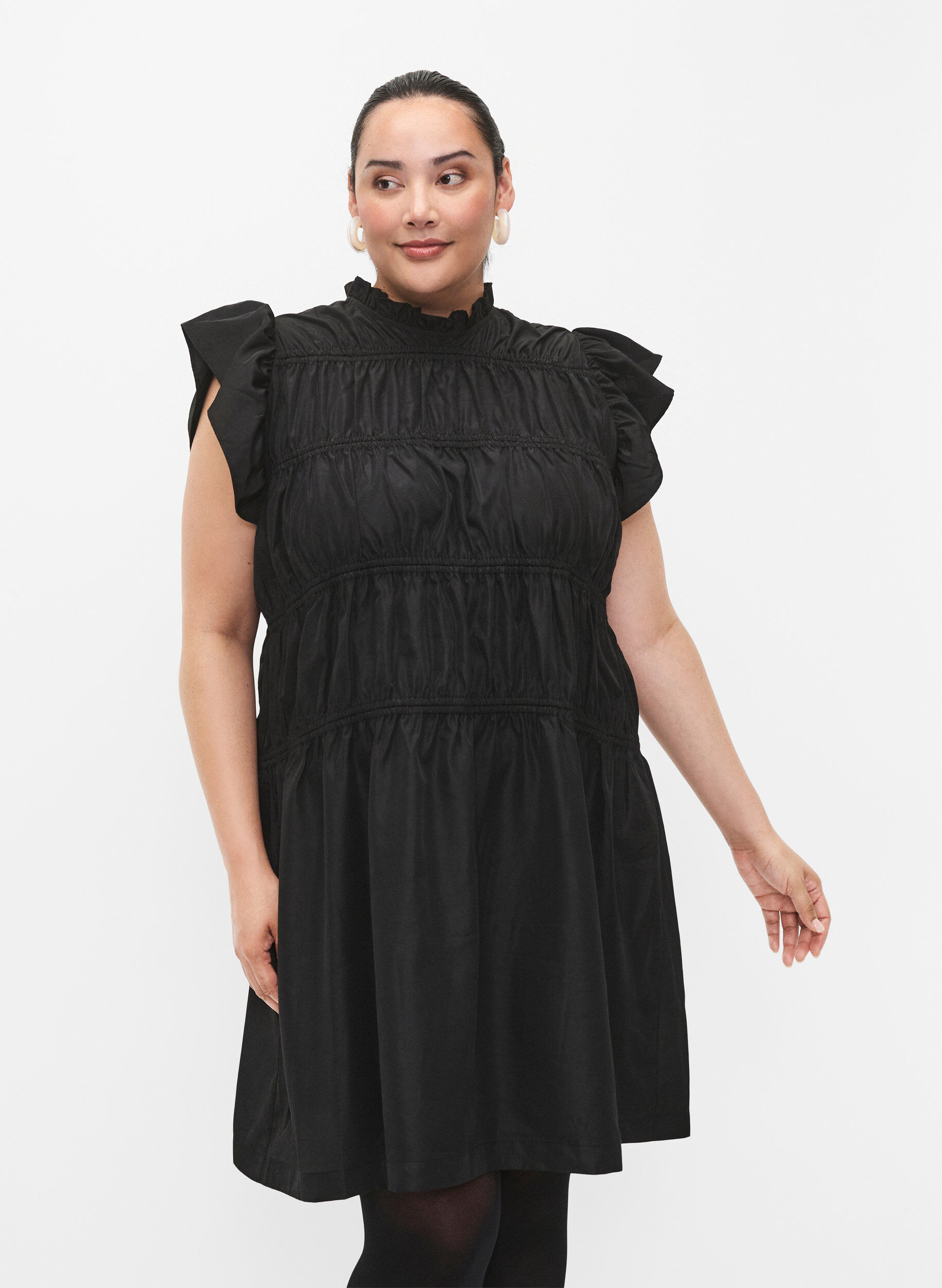 Zizzi Robe avec volants et lignes de coupe &eacute;lastiques, Black, Model image number 0