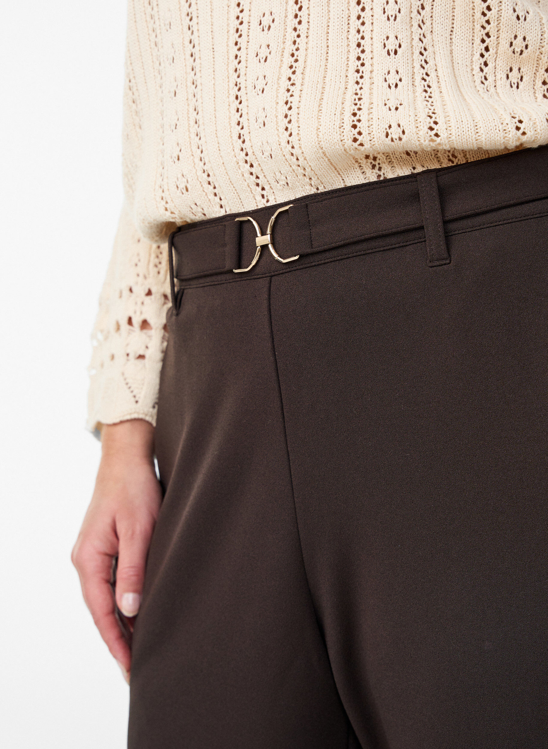 Zizzi Pantalon taille haute avec ceinture et boucle dor&eacute;e, Marron, Model image number 2