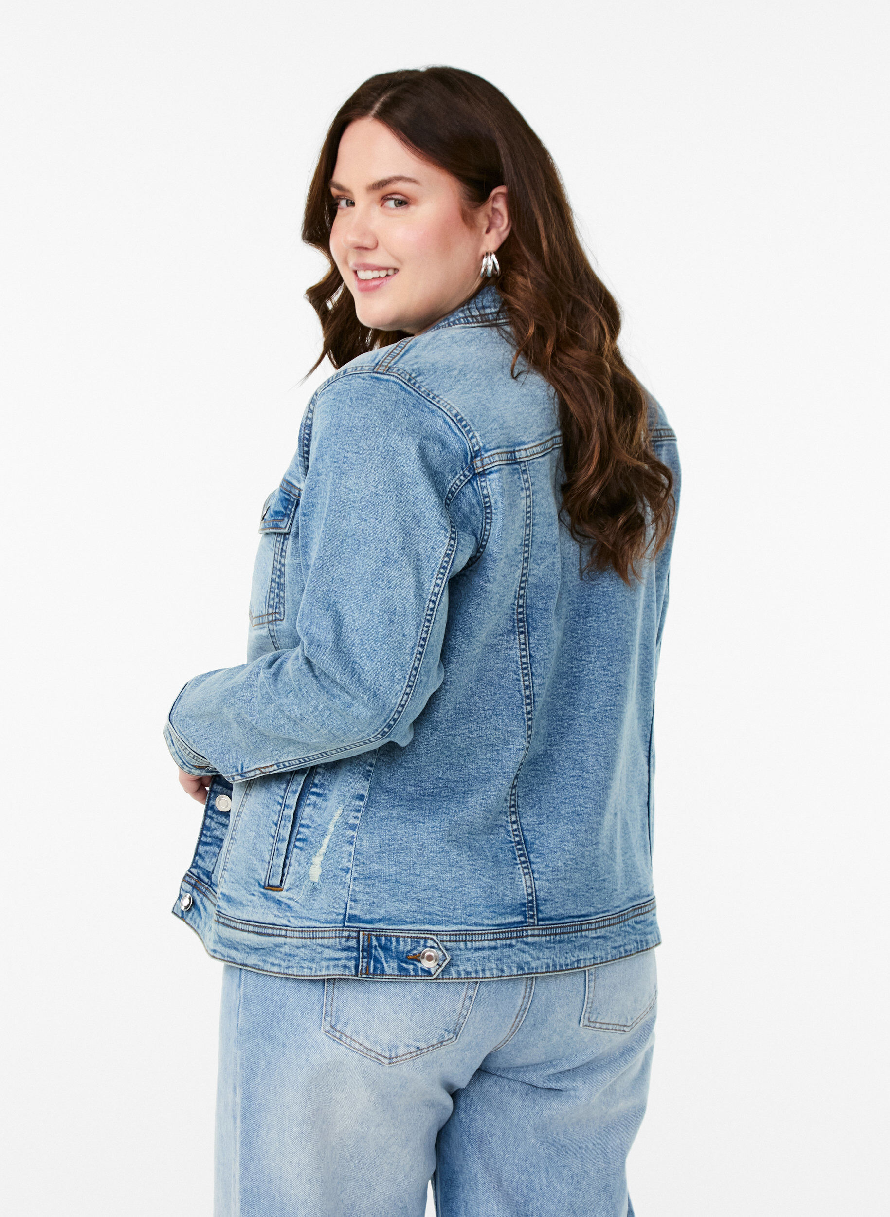 Zizzi Veste en jean avec une coupe classique, Bleu Clair, Model image number 2