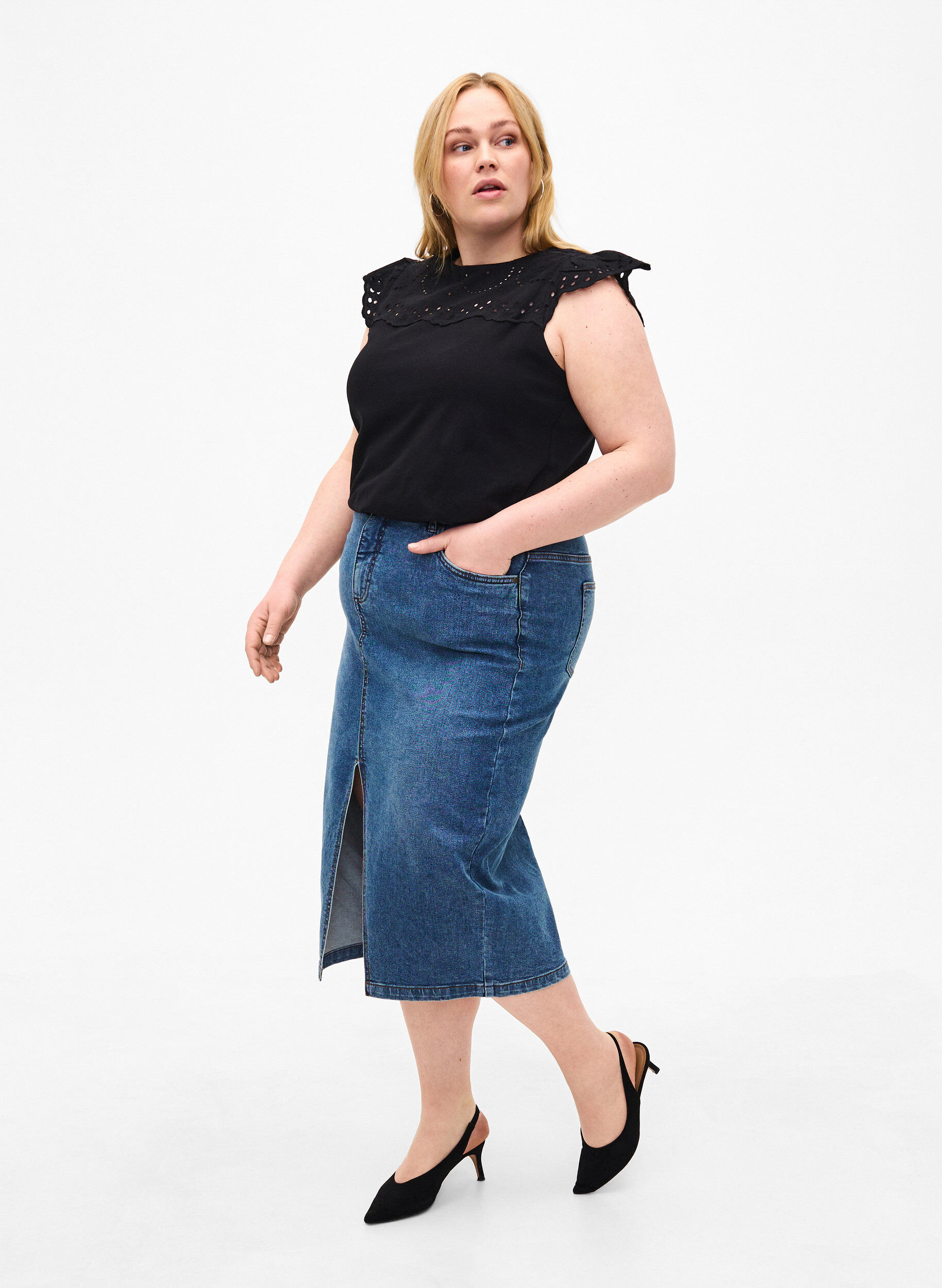 Zizzi T-shirt en coton biologique avec broderie anglaise, Black, Model image number 2