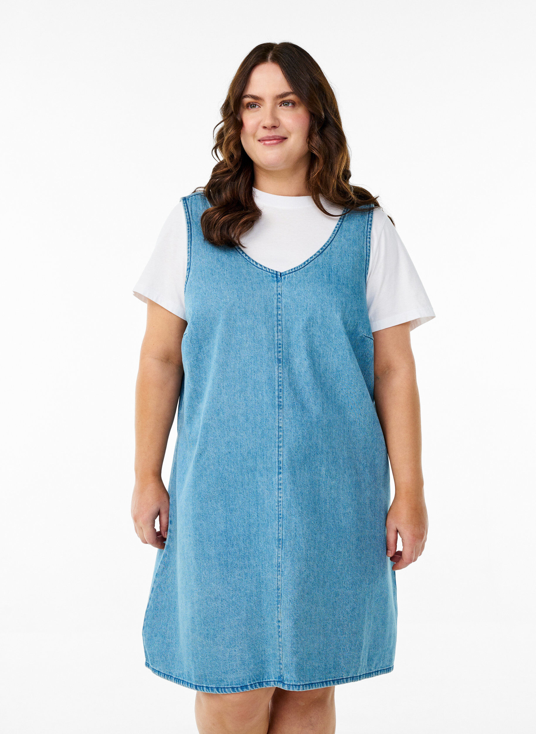 Zizzi Robe salopette en denim avec d&eacute;collet&eacute; en V, Bleu Clair, Model image number 0