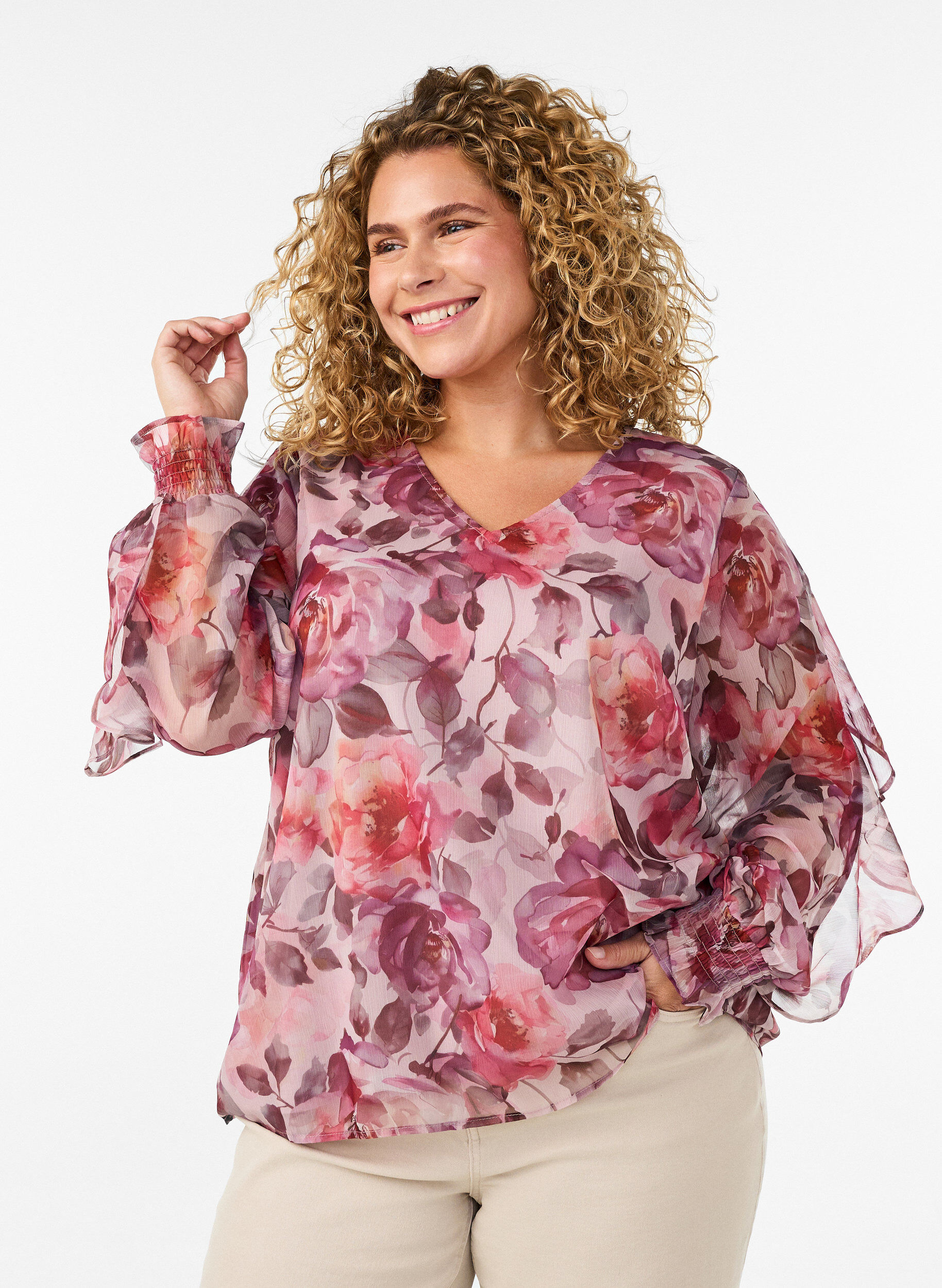 Blouse fleurie avec col en V et manches &agrave; volants, Rose, Model