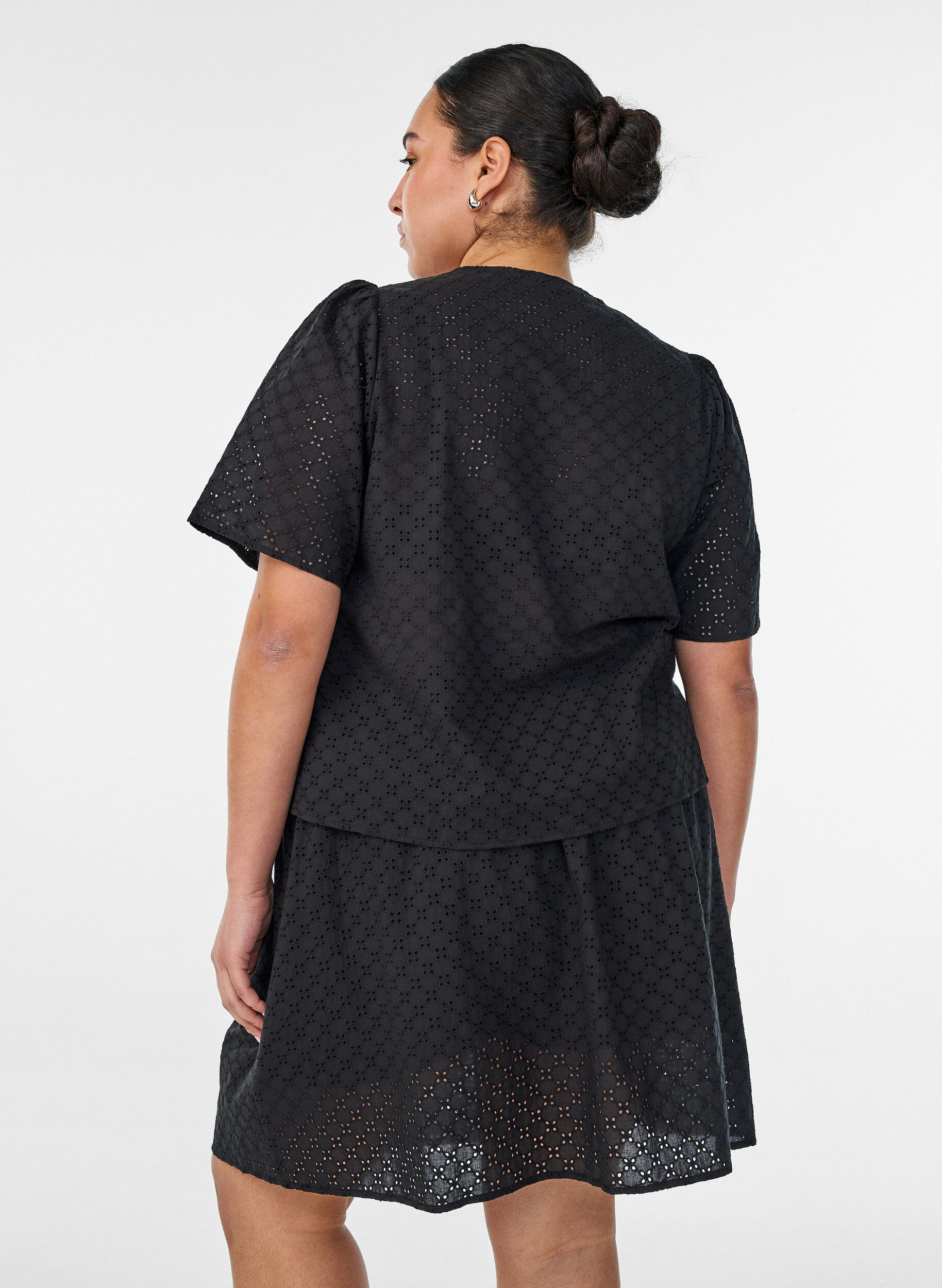 ZizziJupe courte en broderie anglaise avec ceinture &eacute;lastique, Noir, Model image number 1