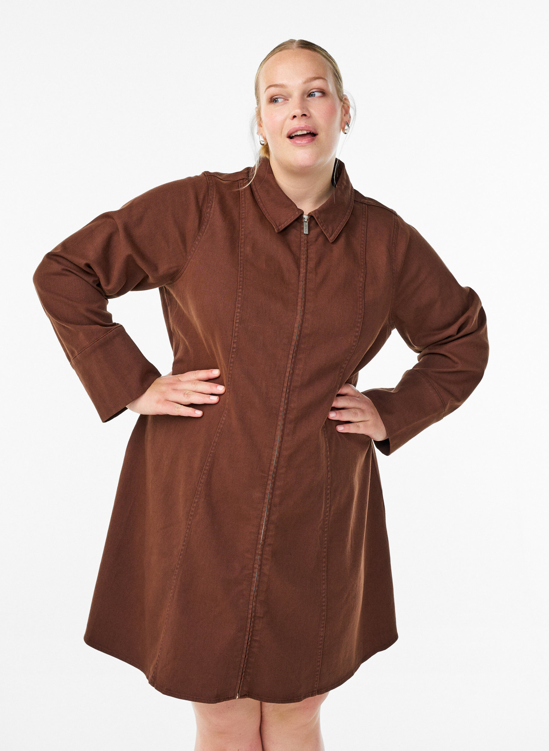 Robe courte en twill avec fermeture &eacute;clair, Marron, Model