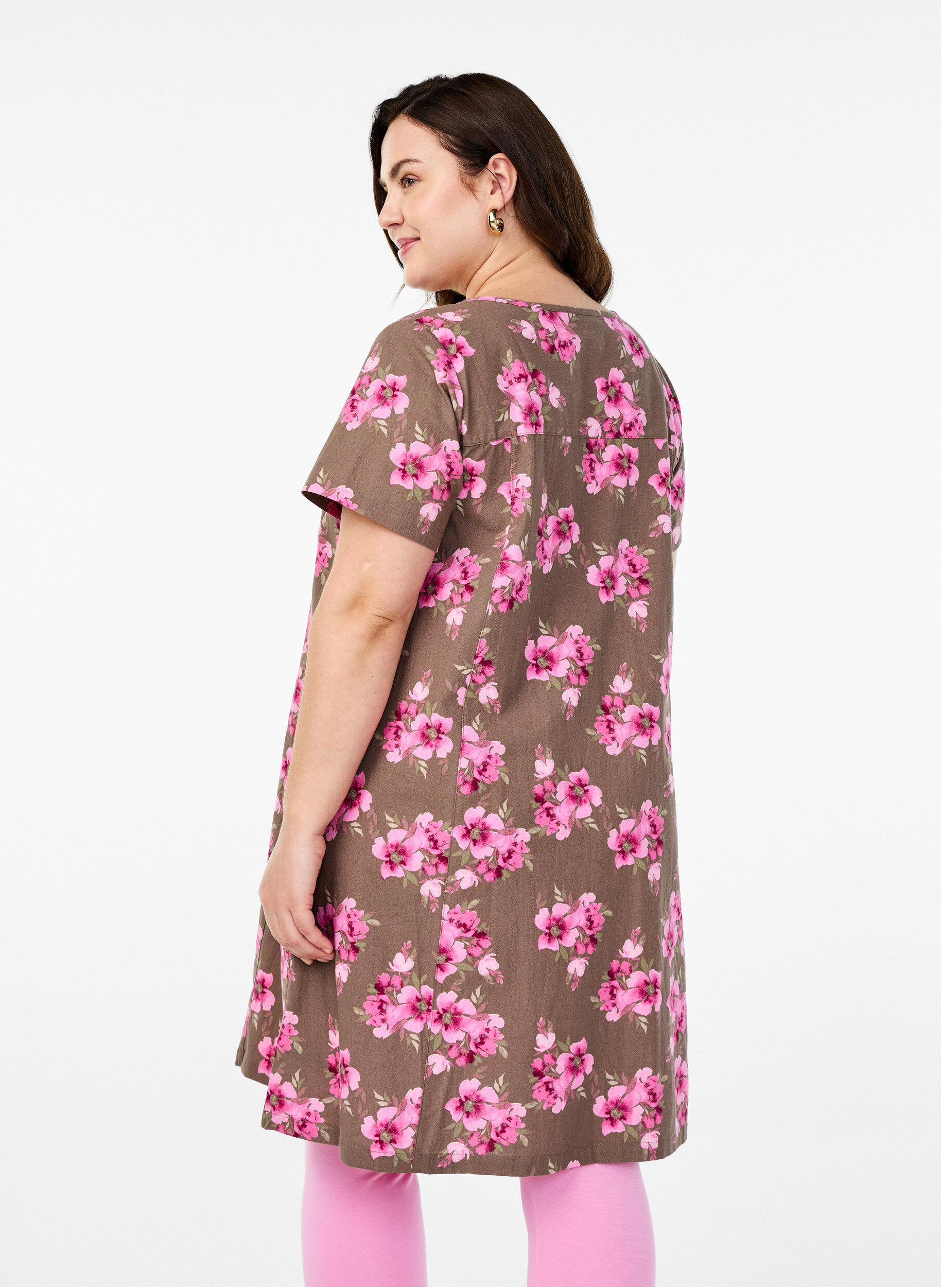 Zizzi Robe courte &eacute;vas&eacute;e &agrave; imprim&eacute; floral, Marron, Model image number 2