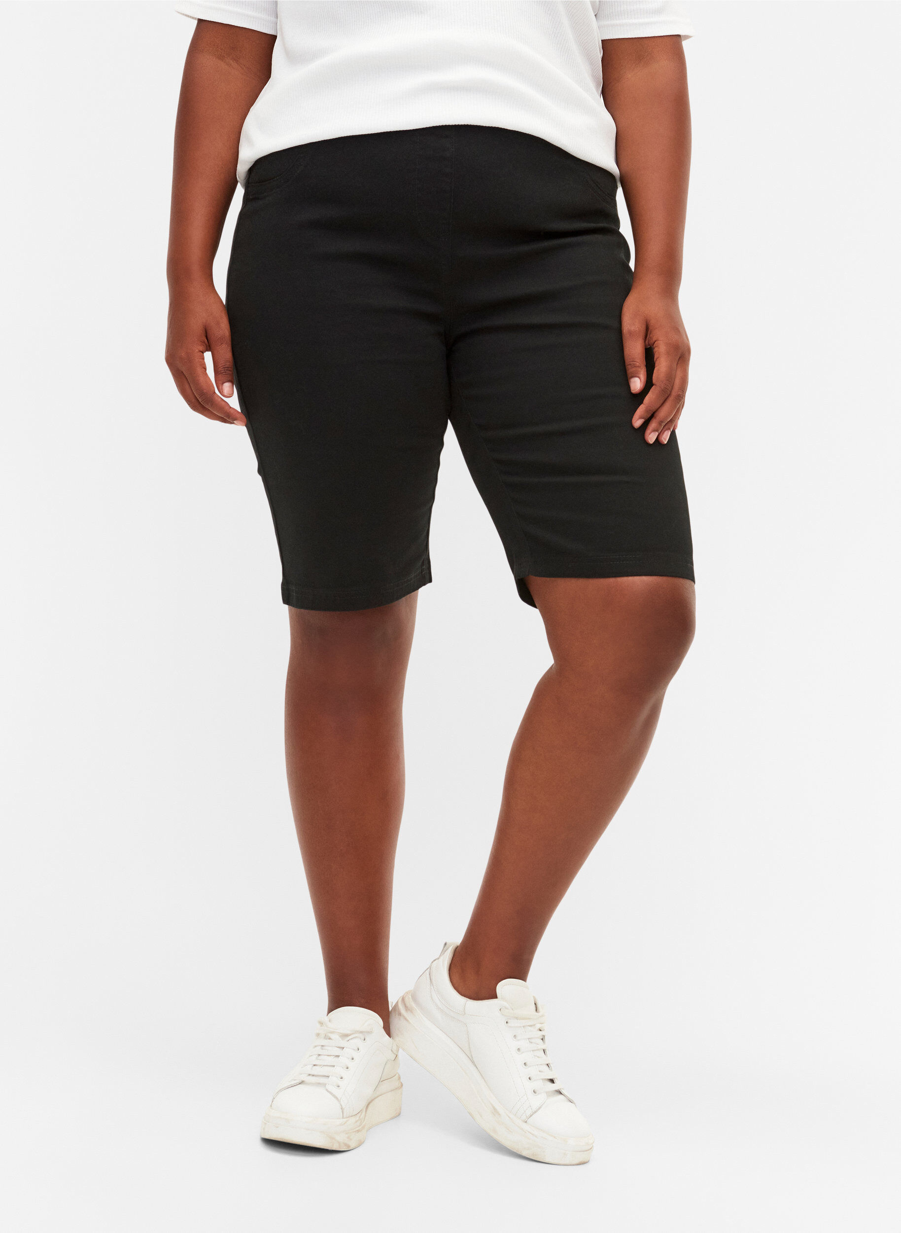 Zizzi Short moulant avec poches arri&egrave;re, Black, Model image number 2