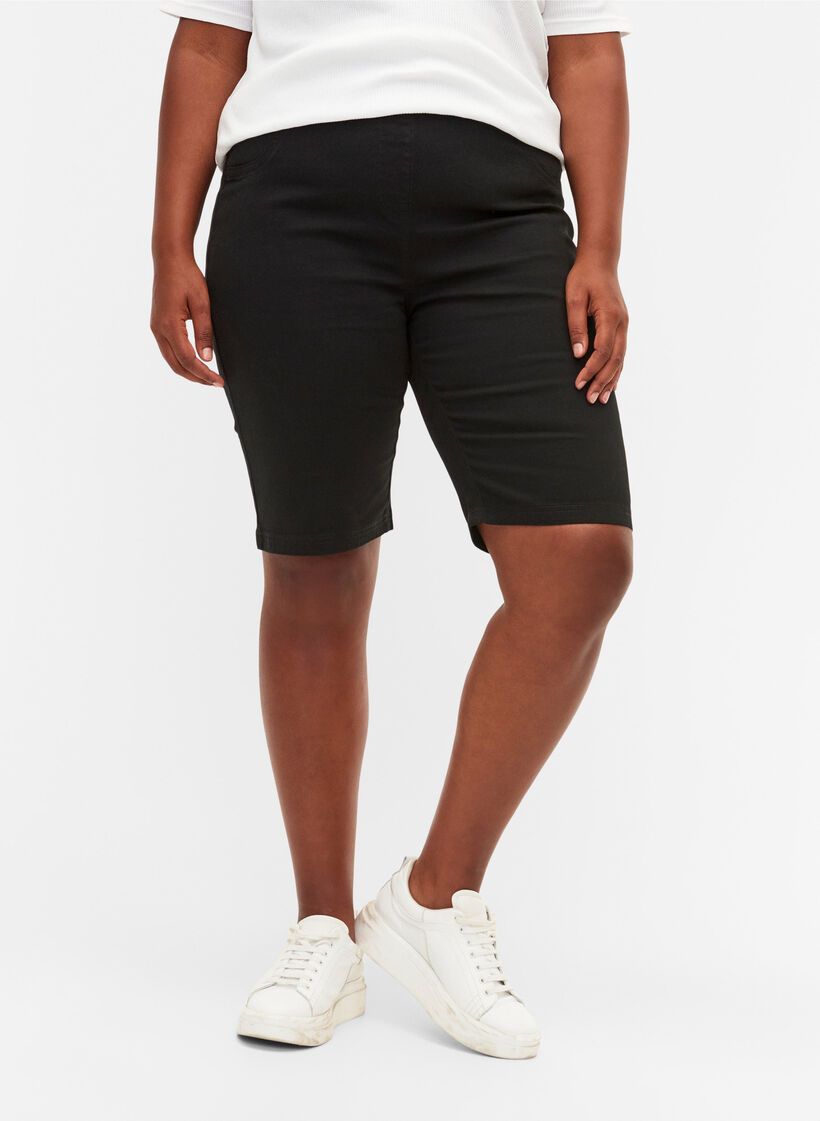 Short moulant avec poches arrière, Black, Model image number 2