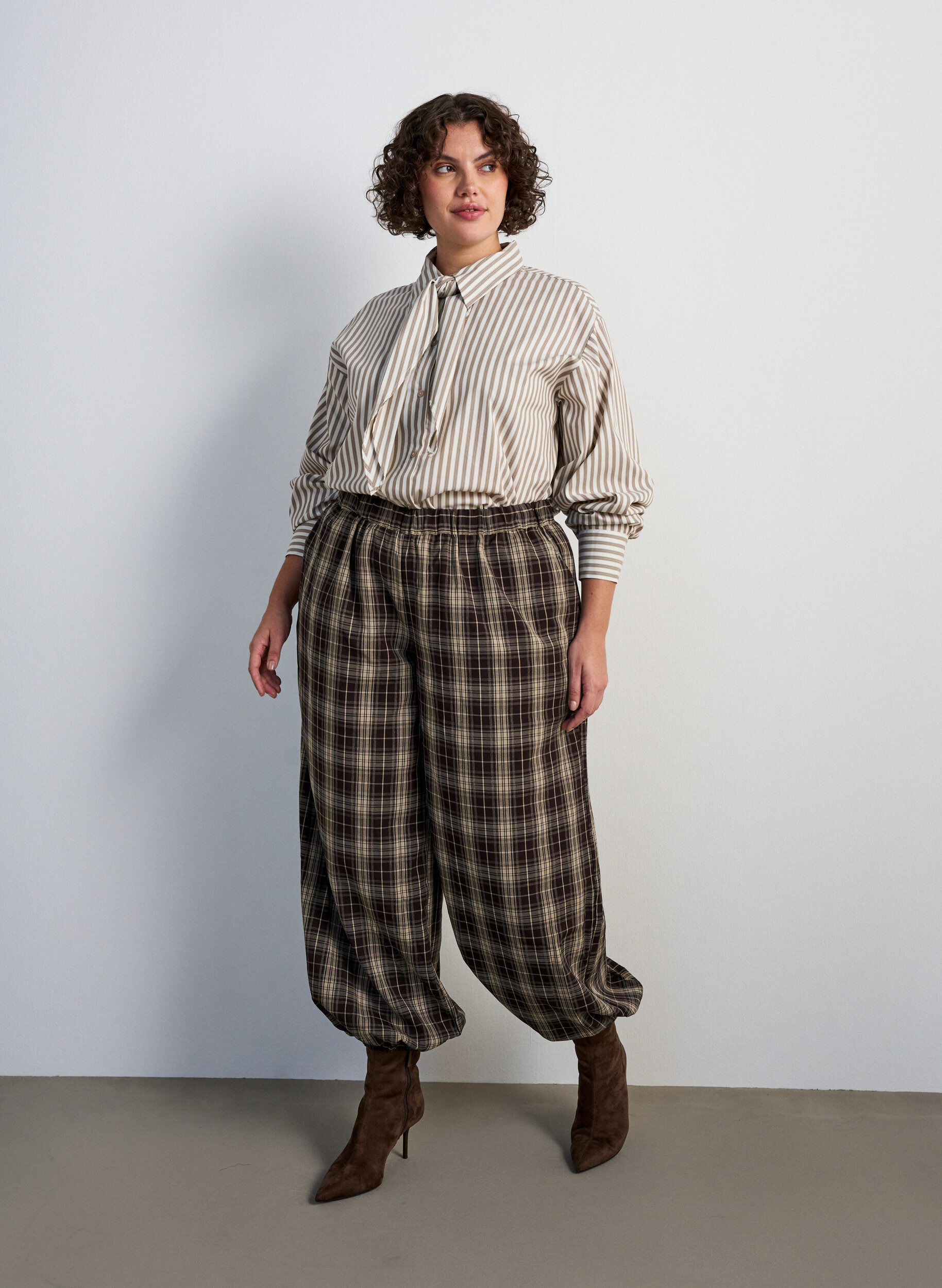 ZizziPantalon ballon &agrave; carreaux avec taille haute, Vert, Model image number 0