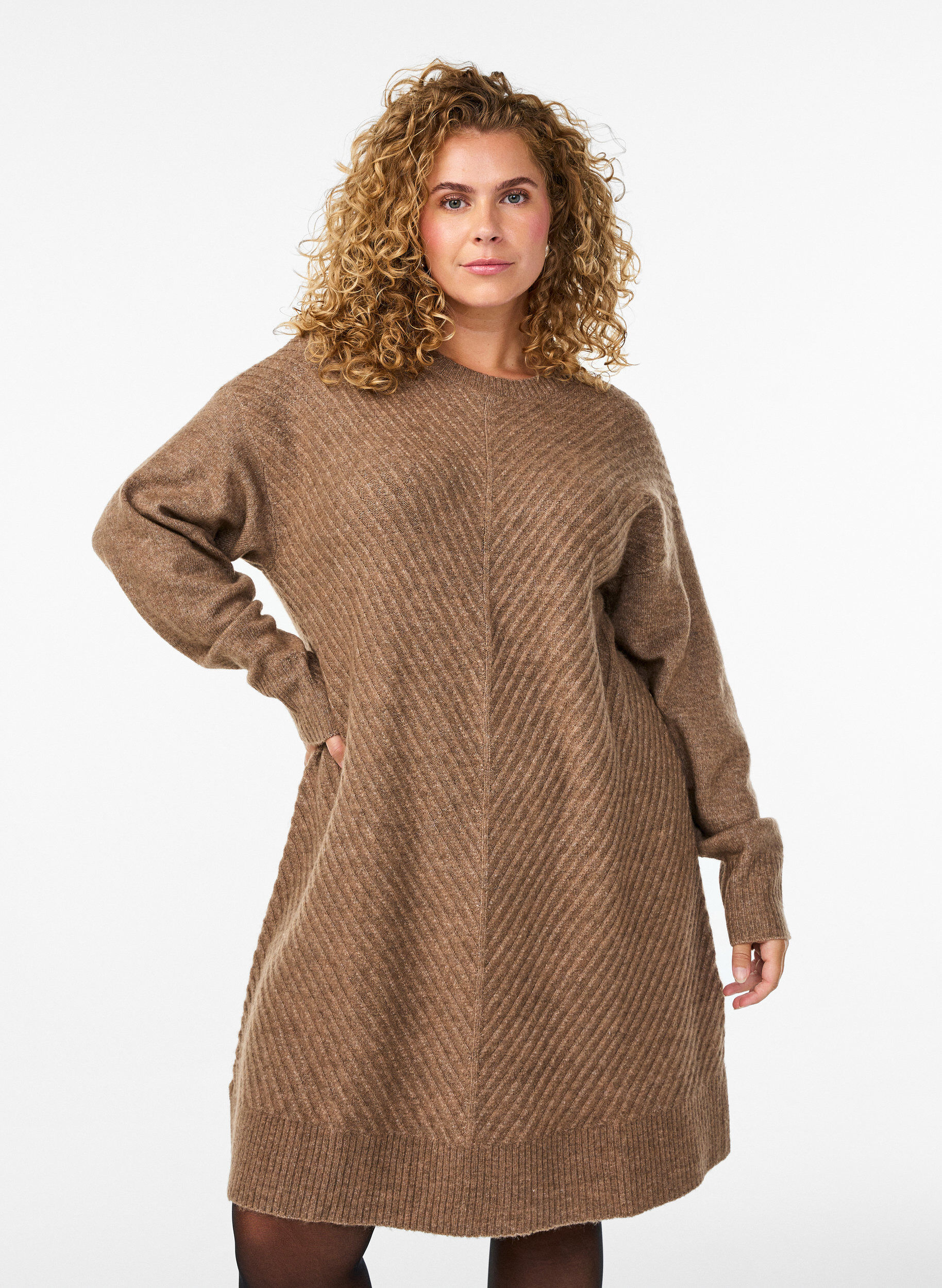 Robe courte en maille avec un motif textur&eacute; en V, Camel, Model