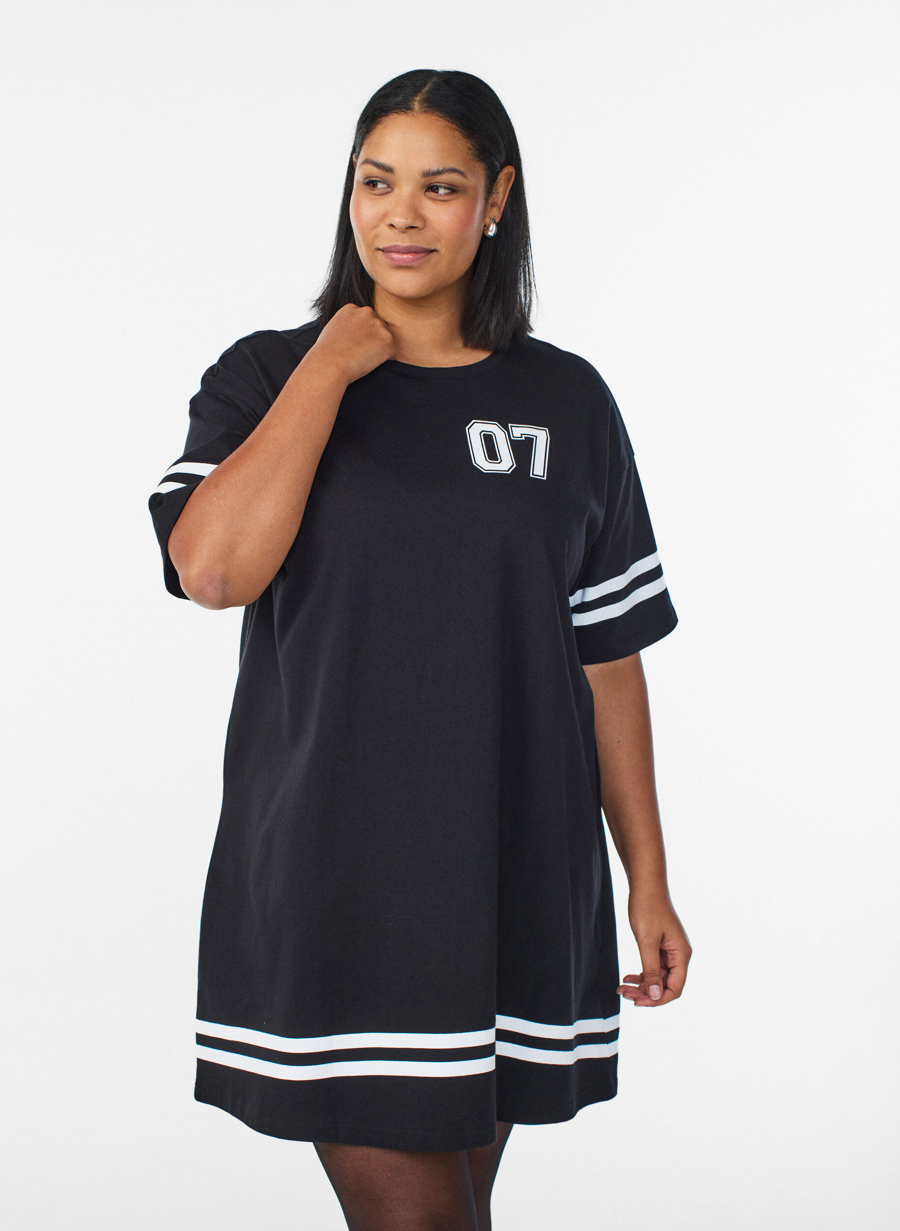 Zizzi Robe T-shirt courte avec d&eacute;tails sportifs, Noir, Model image number 0