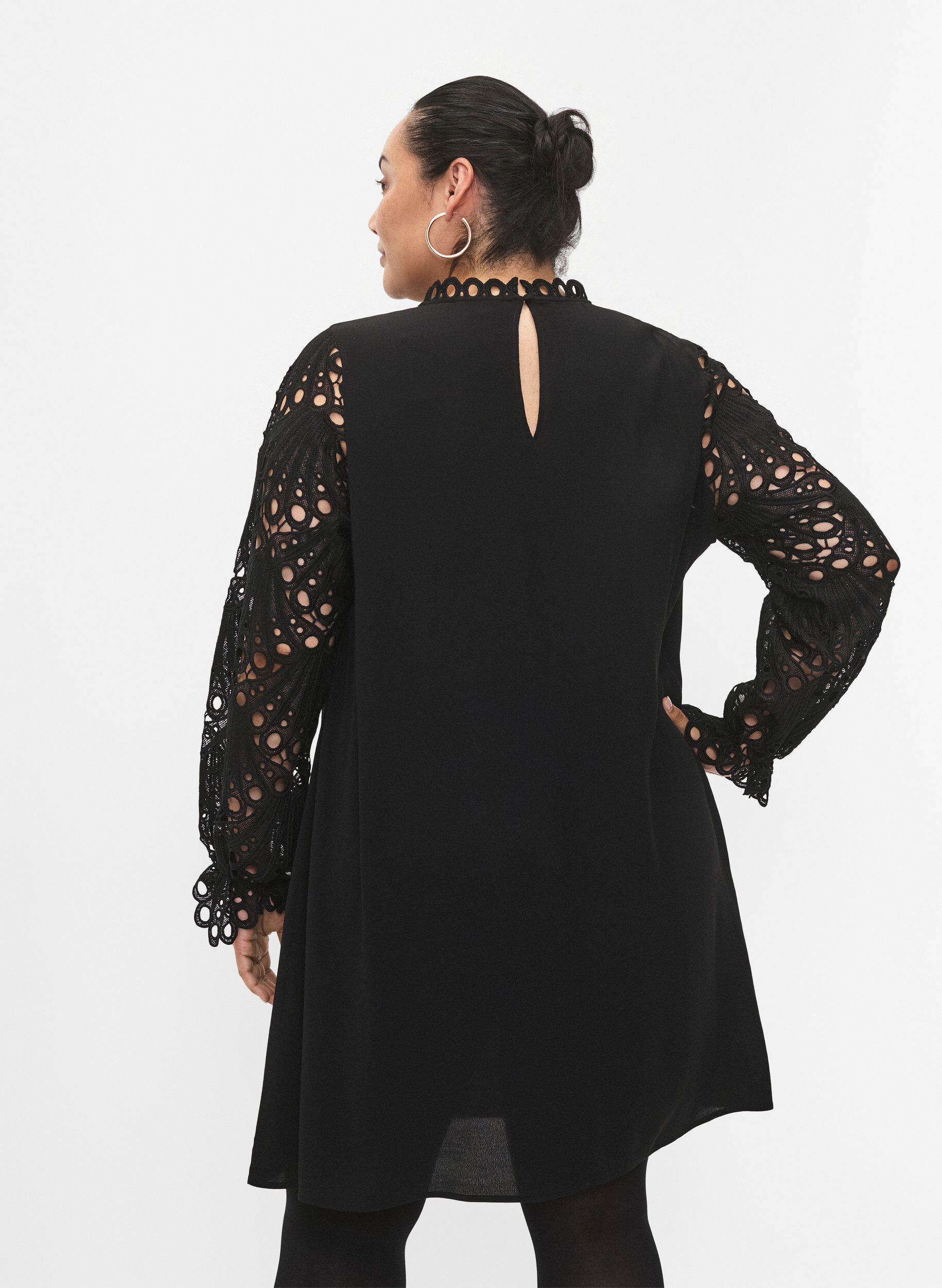 Zizzi Robe en viscose avec manches en crochet, Black, Model image number 1