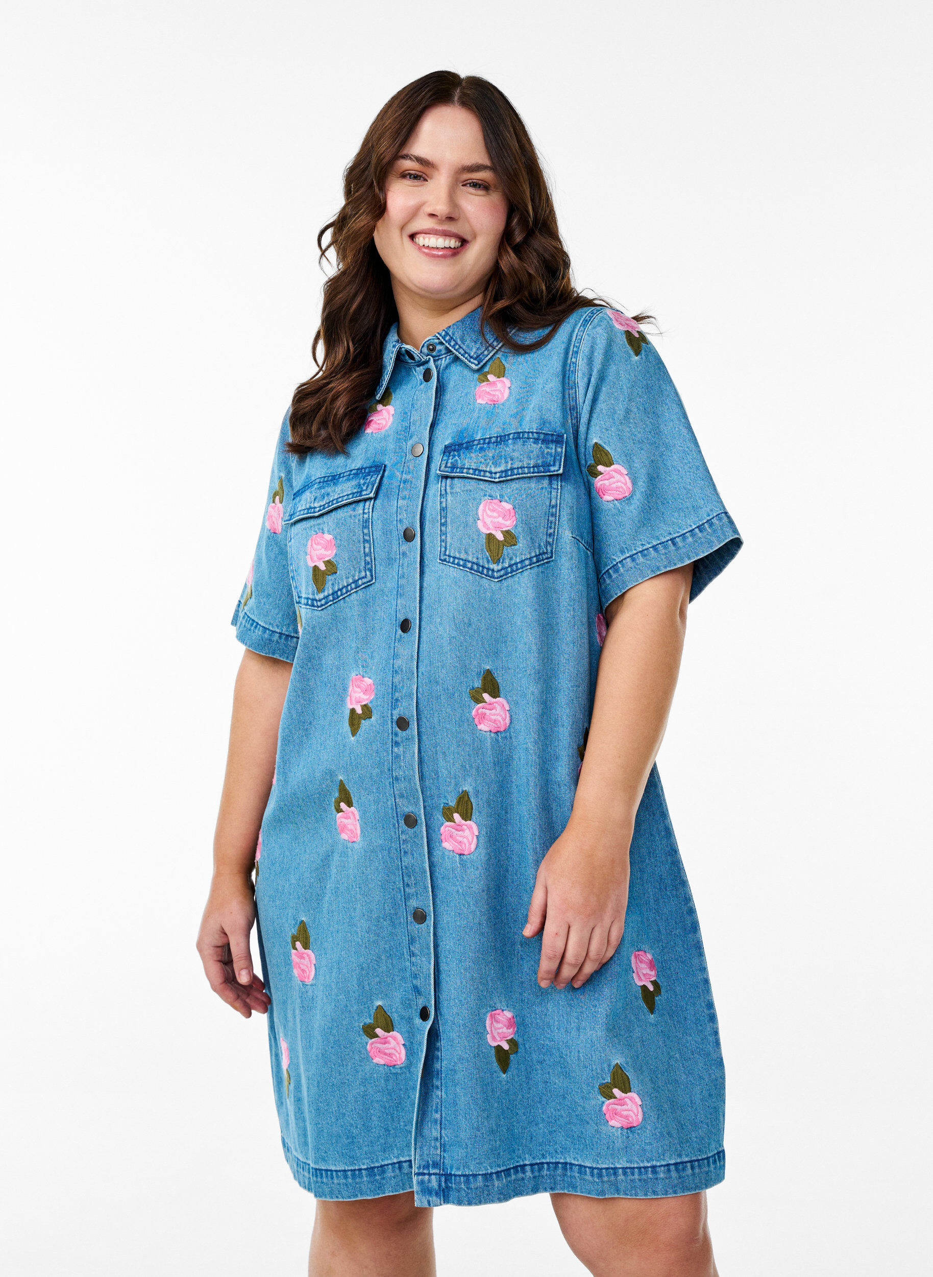 Zizzi Robe courte en denim avec broderies florales, Bleu Clair, Model image number 0