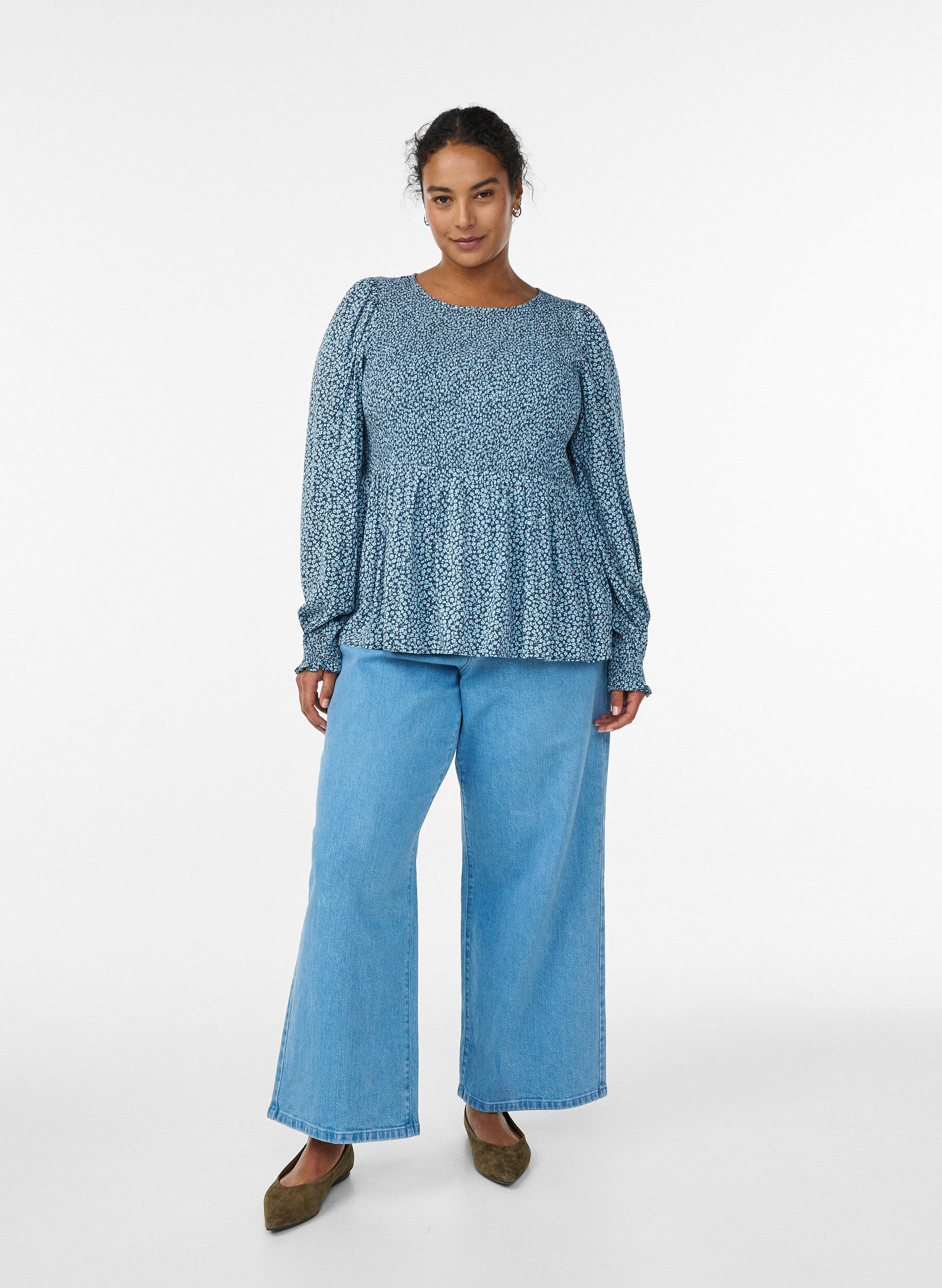 Zizzi Blouse avec haut smock&eacute; et imprim&eacute; fleuri, Bleu, Model image number 1