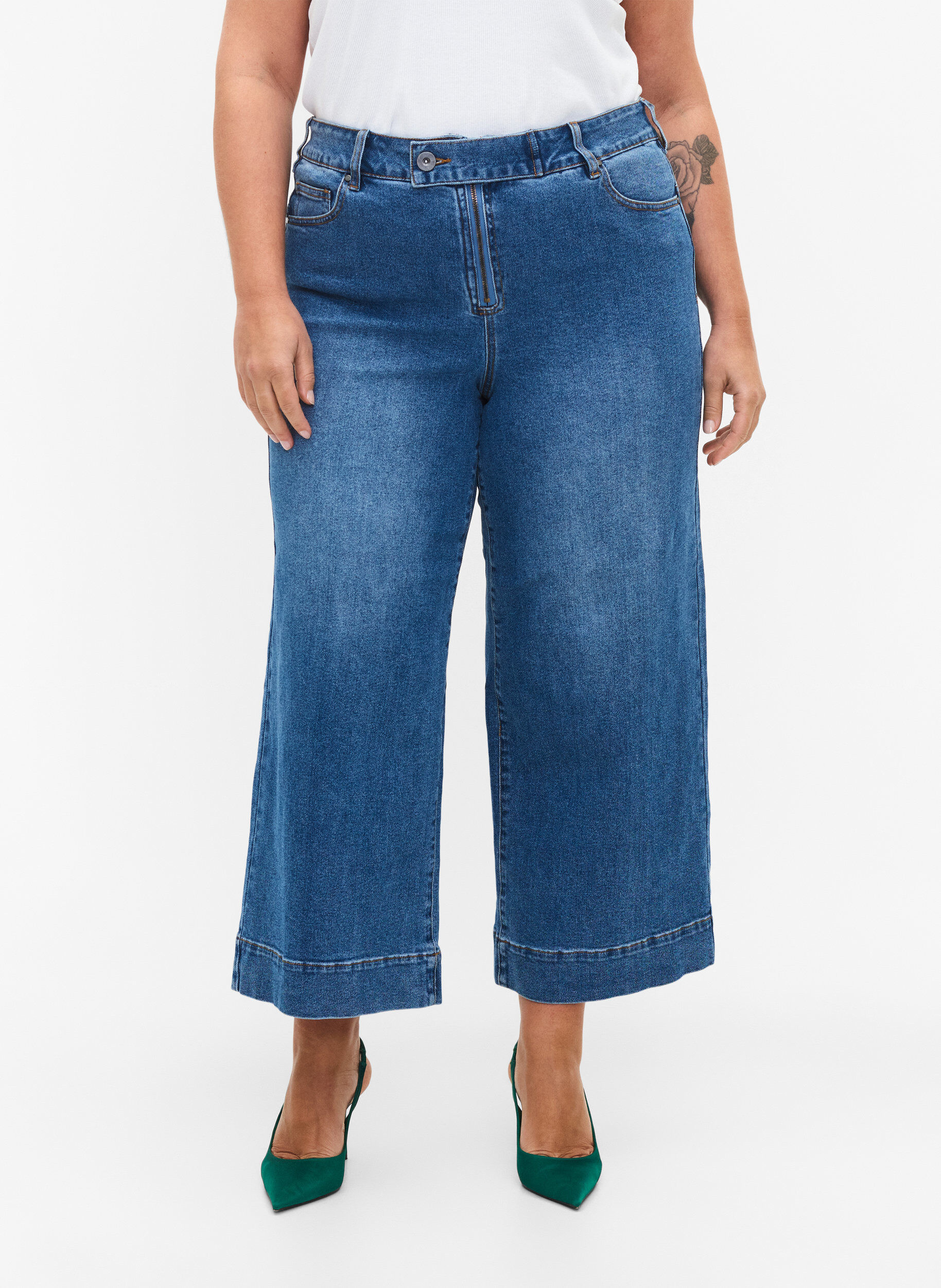 Zizzi Jean flare &agrave; coupe &eacute;vas&eacute;e, Bleu, Model image number 3