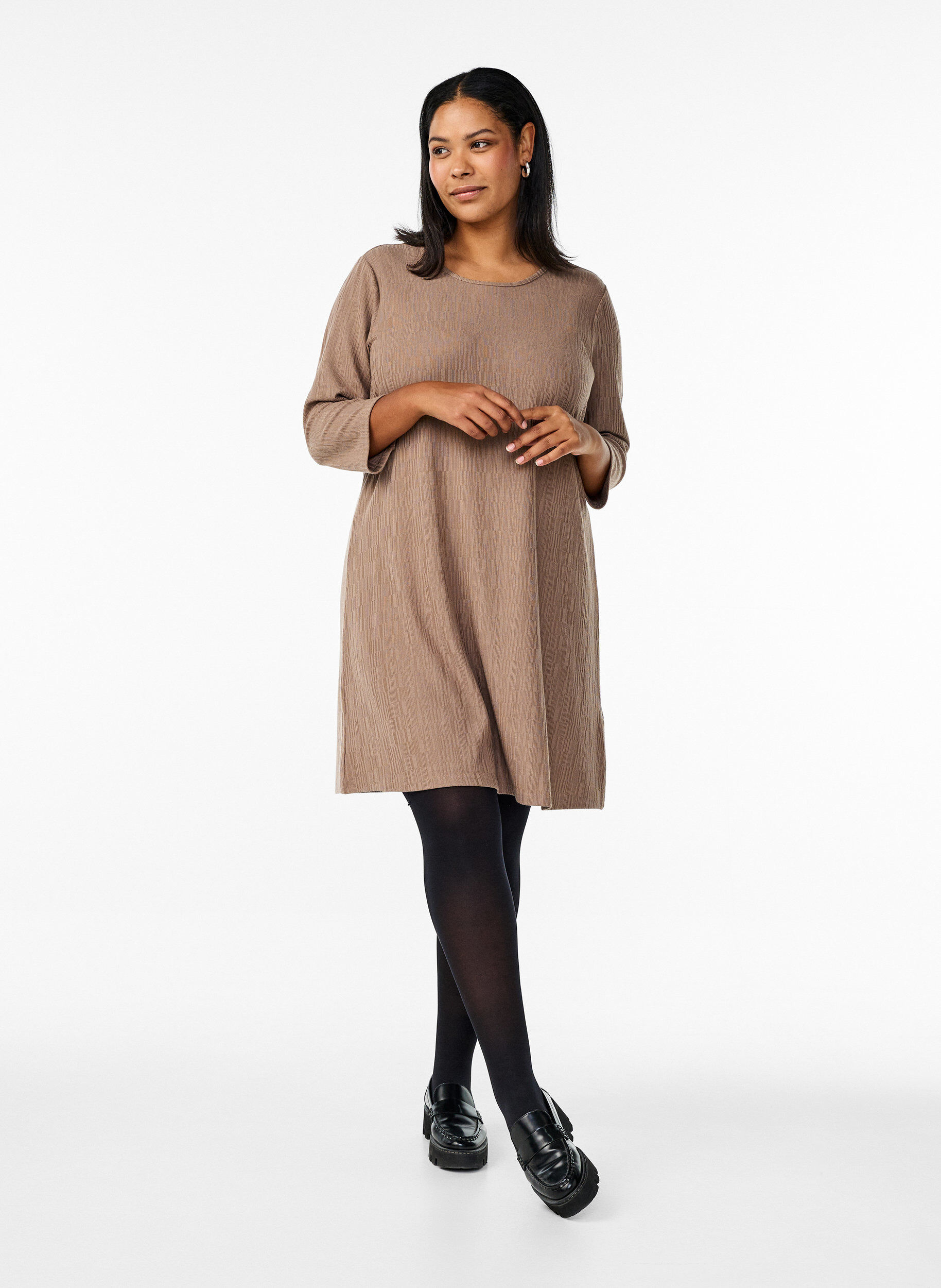 Zizzi Robe avec texture et manches 3/4, Marron, Model image number 1