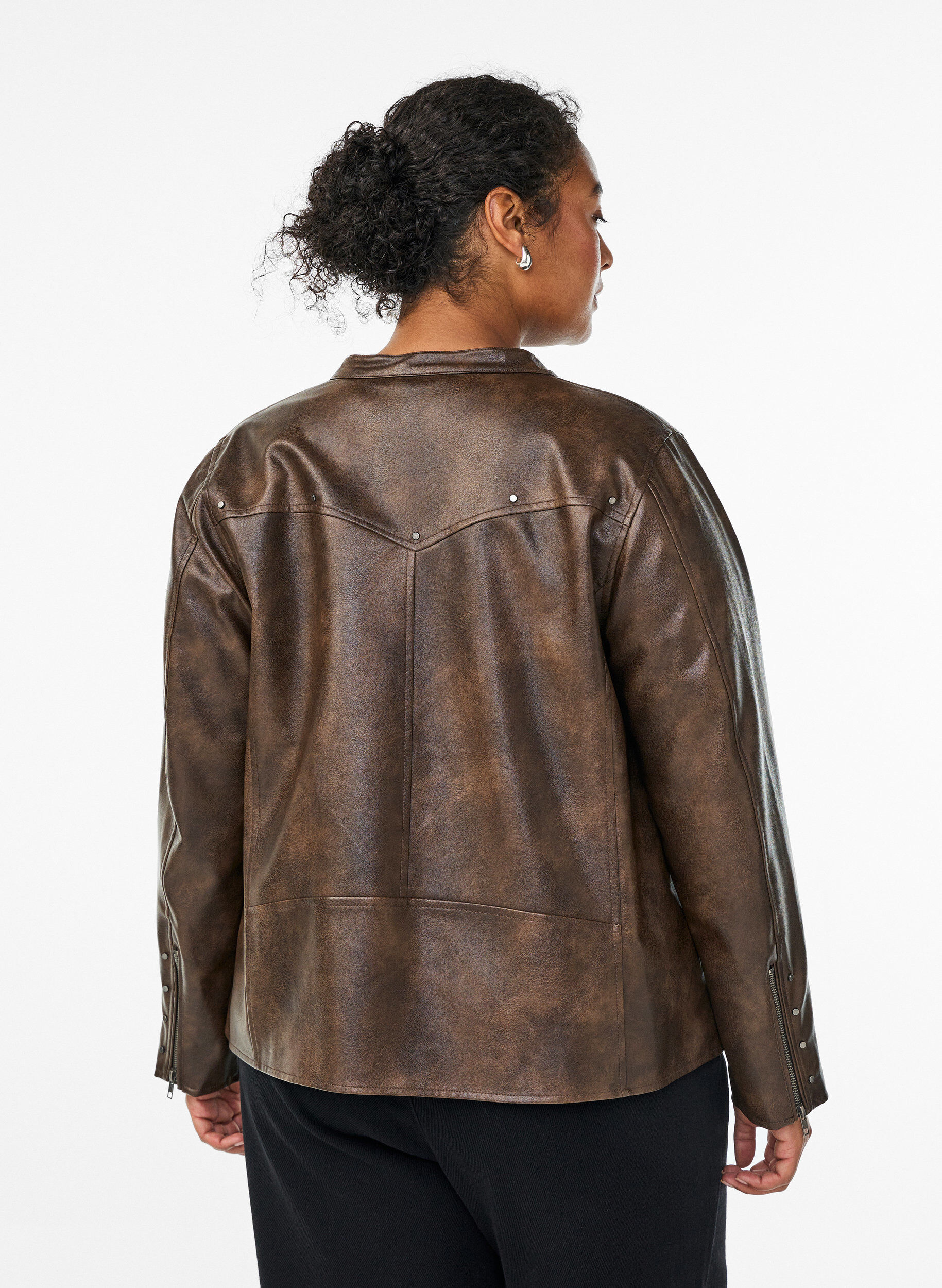 Zizzi Veste en similicuir avec clous et poches, Marron, Model image number 2