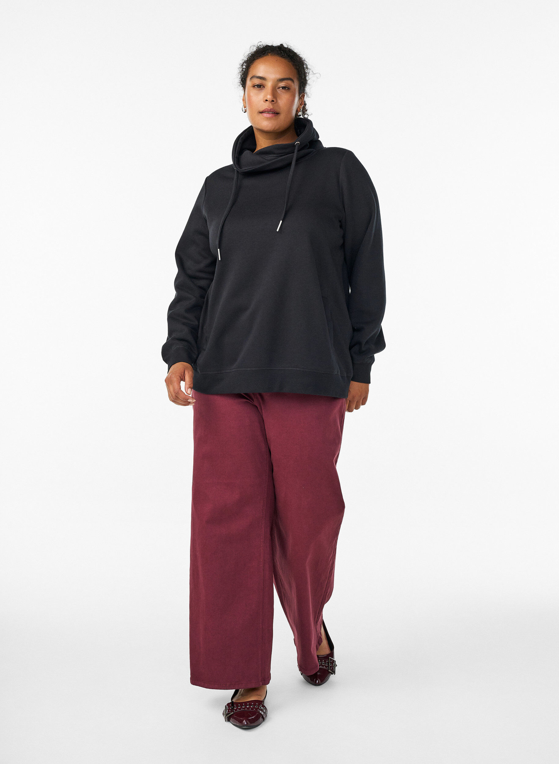 Zizzi FLASH - Sweat &agrave; col montant et poches, Noir, Model image number 1