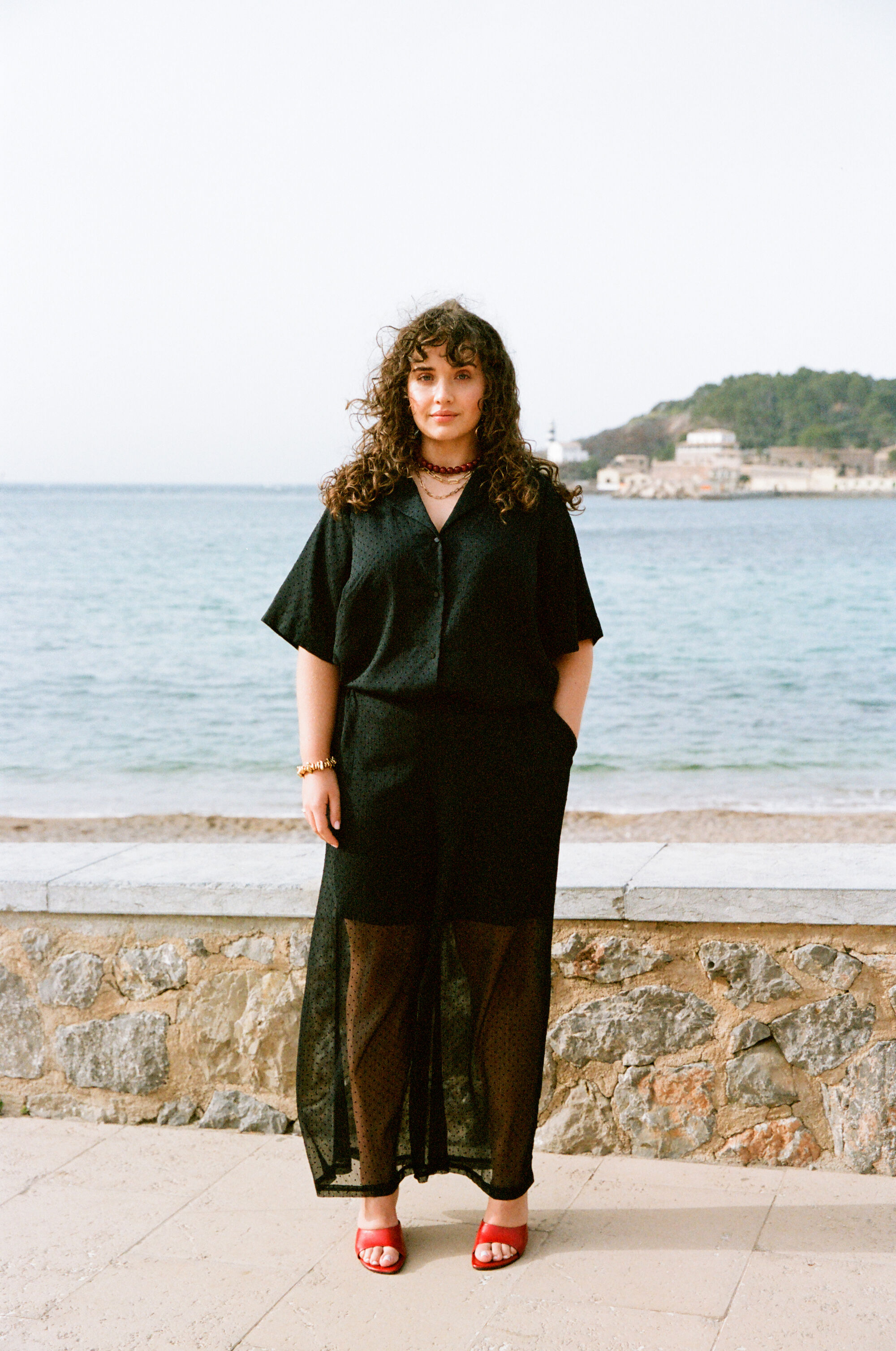 ZizziNoir &eacute;l&eacute;gant avec des accents rouges, , Model