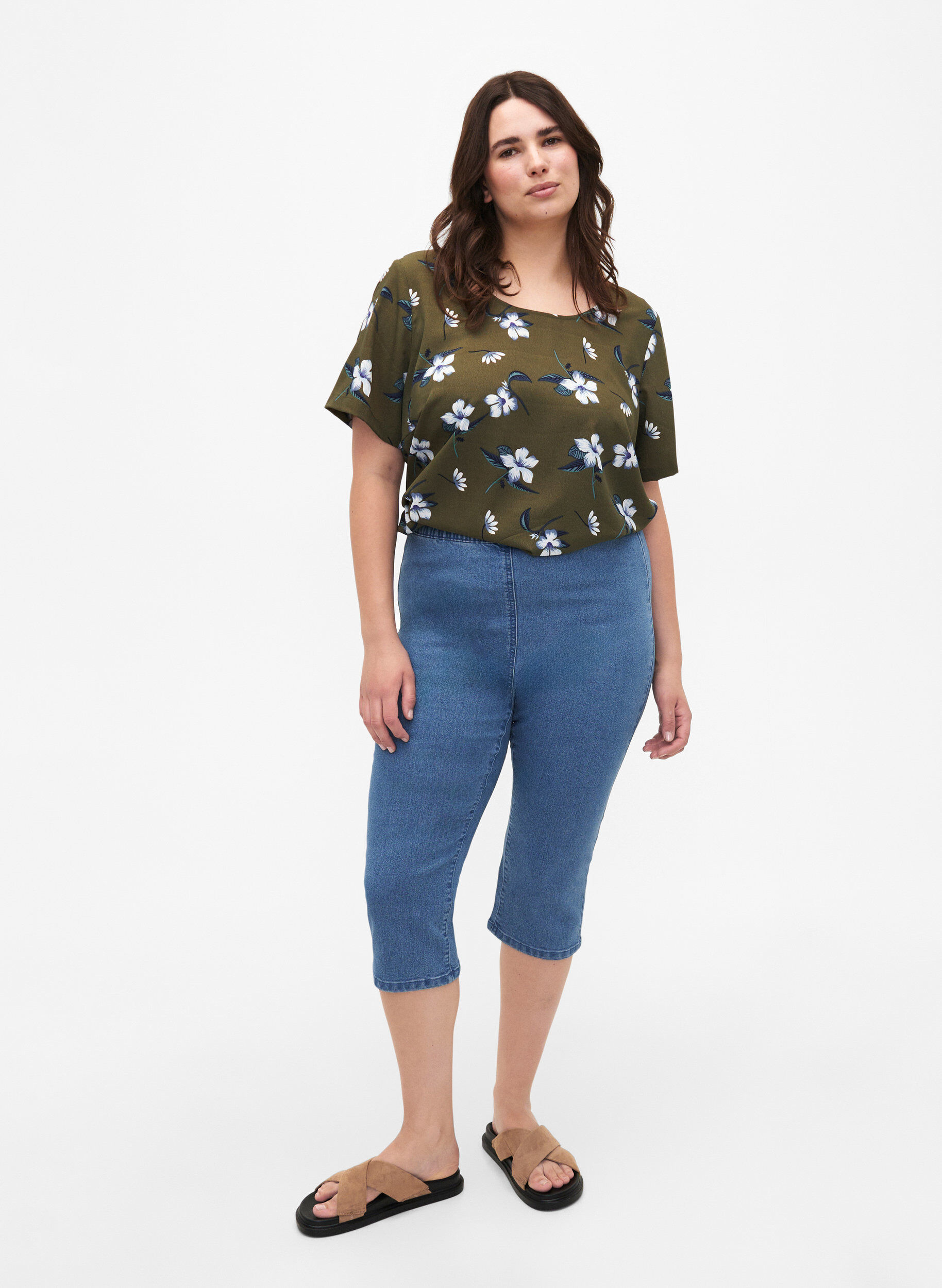 Zizzi FLASH - Pantalon capri en denim &agrave; taille haute et coupe ajust&eacute;e, Bleu Clair, Model image number 1